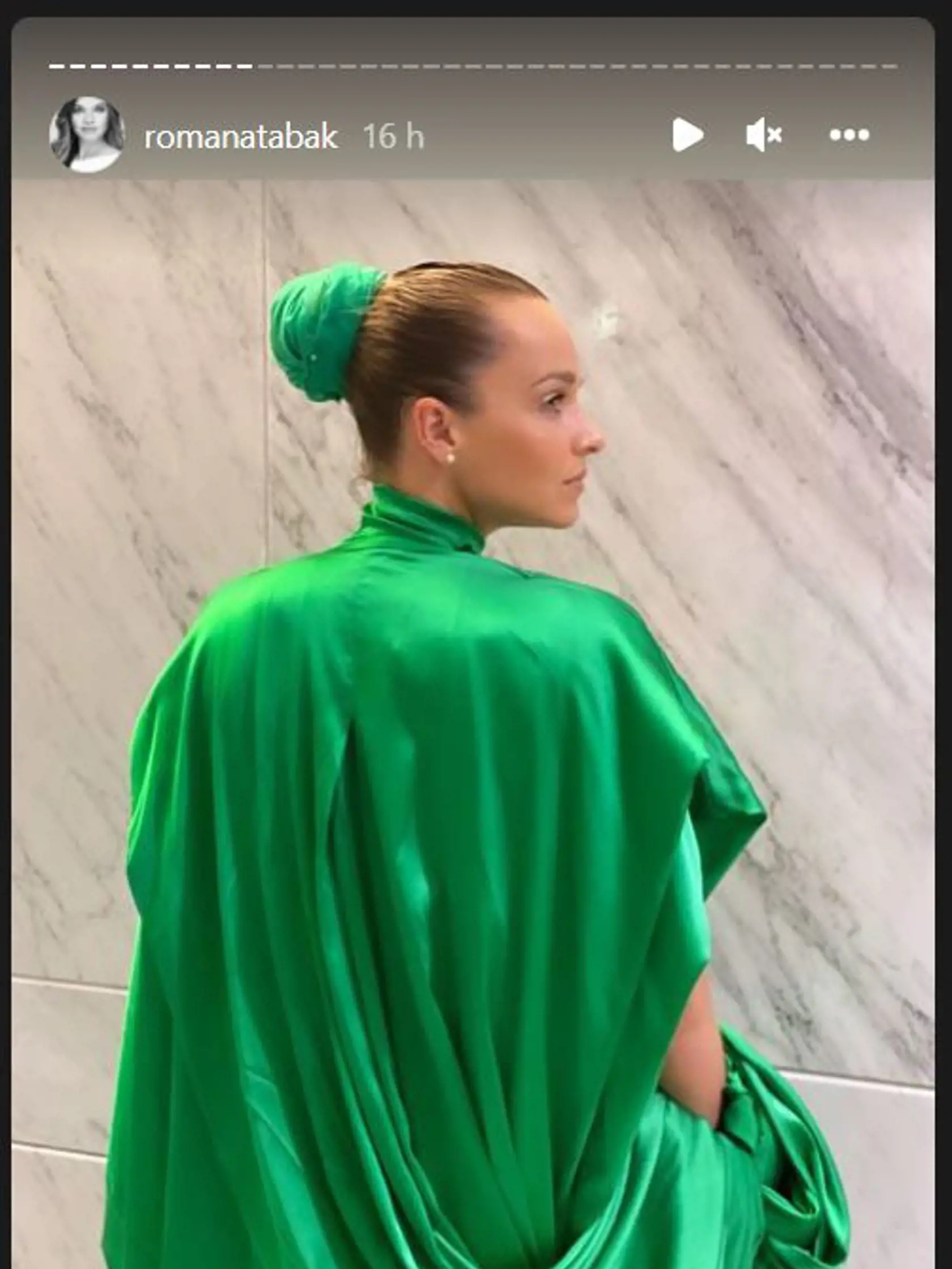 Romana Tabák prišla do SND na Fashion Ballet v šatách od návrhárky Michaely Ľuptákovej.