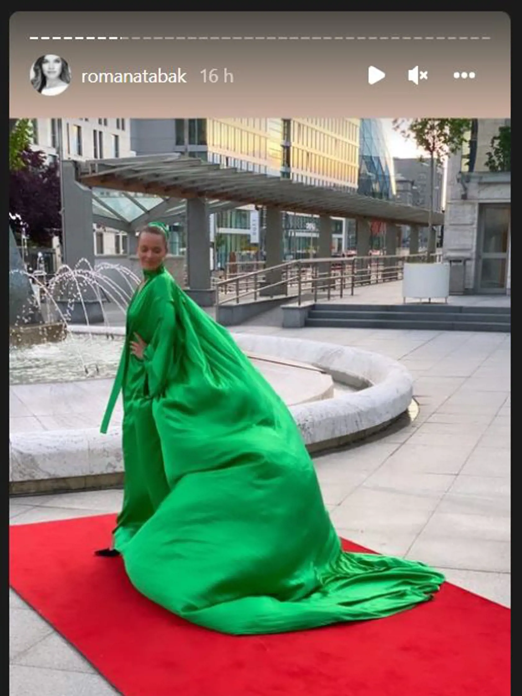 Romana Tabák prišla do SND na Fashion Ballet v šatách od návrhárky Michaely Ľuptákovej.