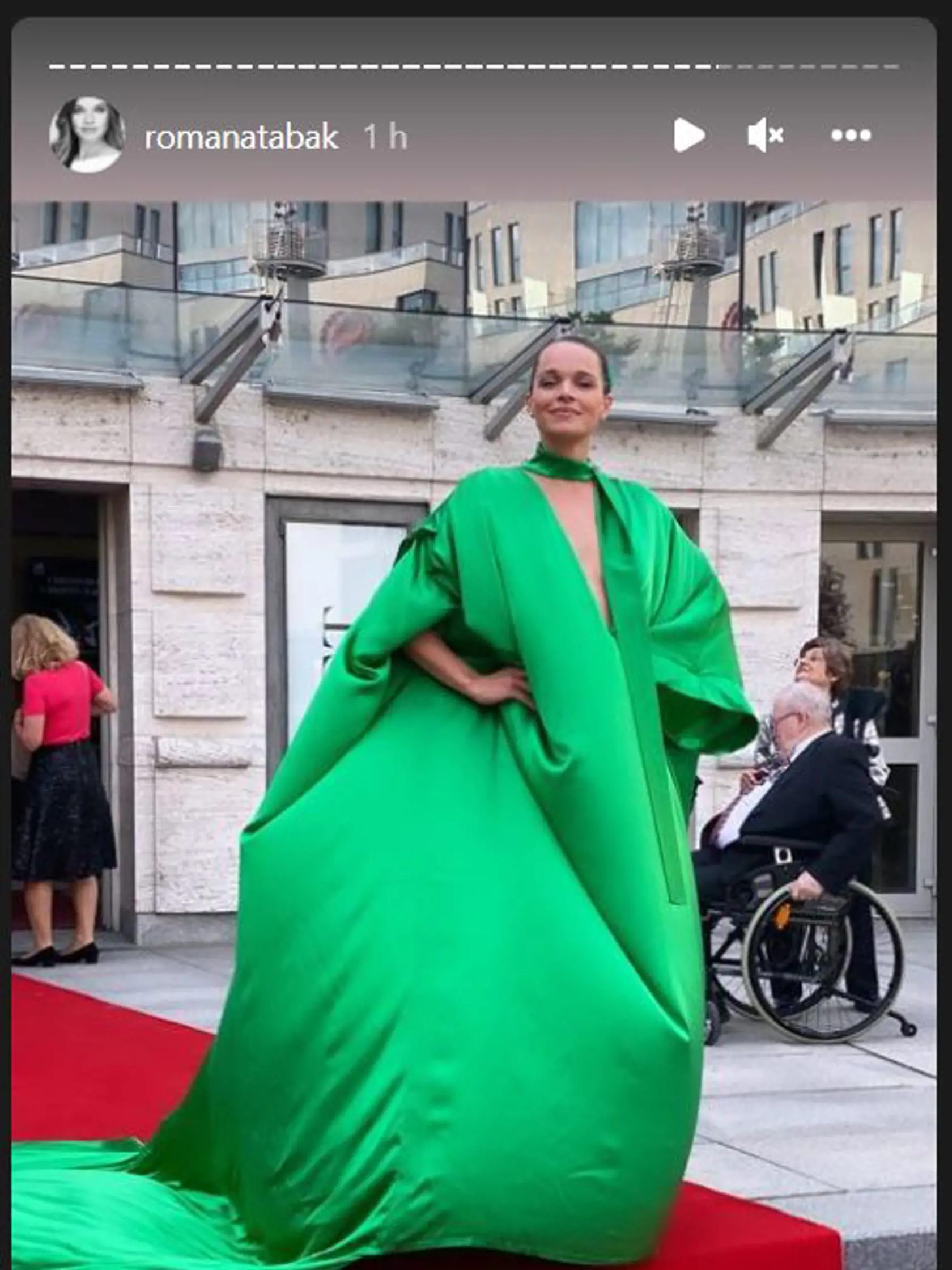 Romana Tabák prišla do SND na Fashion Ballet v šatách od návrhárky Michaely Ľuptákovej.