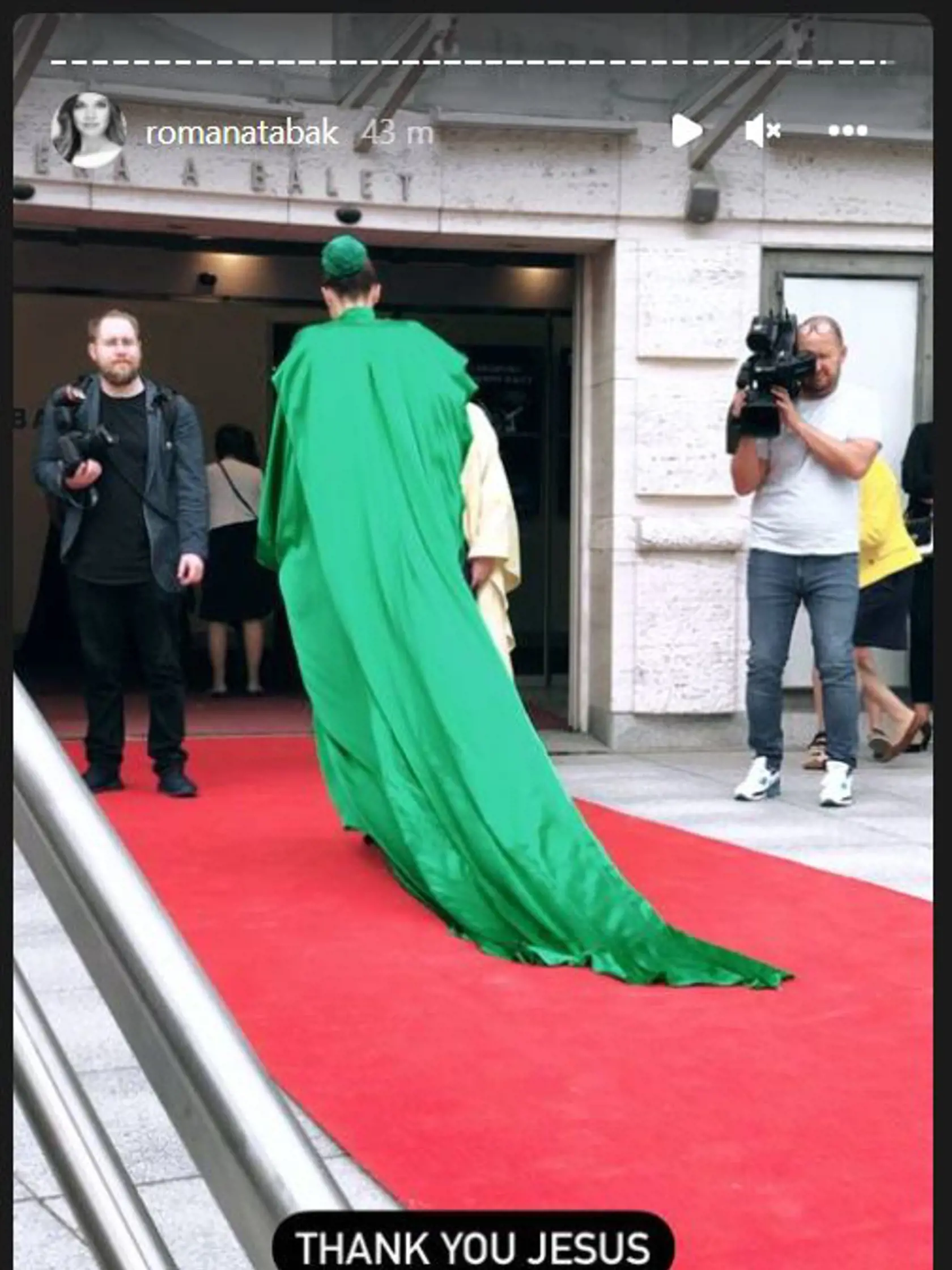Romana Tabák prišla do SND na Fashion Ballet v šatách od návrhárky Michaely Ľuptákovej. "Ďakujem, Ježiš," napísala na instagrame.
