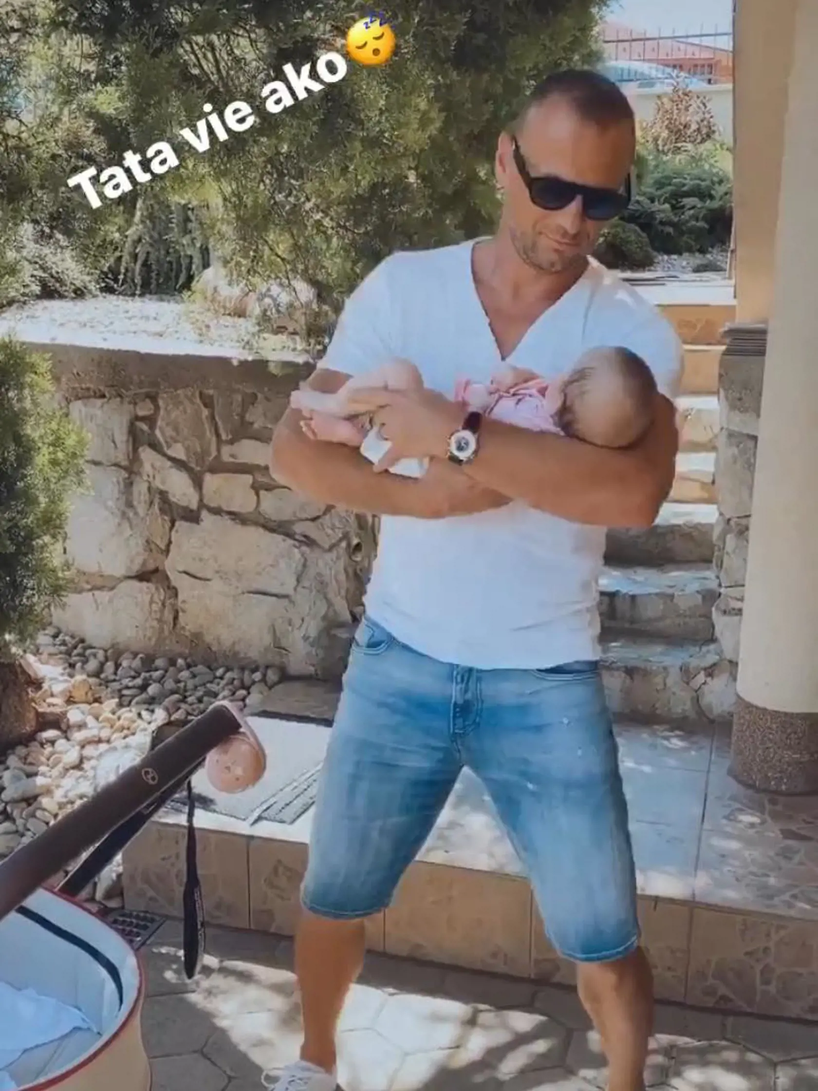Hokejista Marián Gáborík takto uspáva svoju milovanú Bellu.