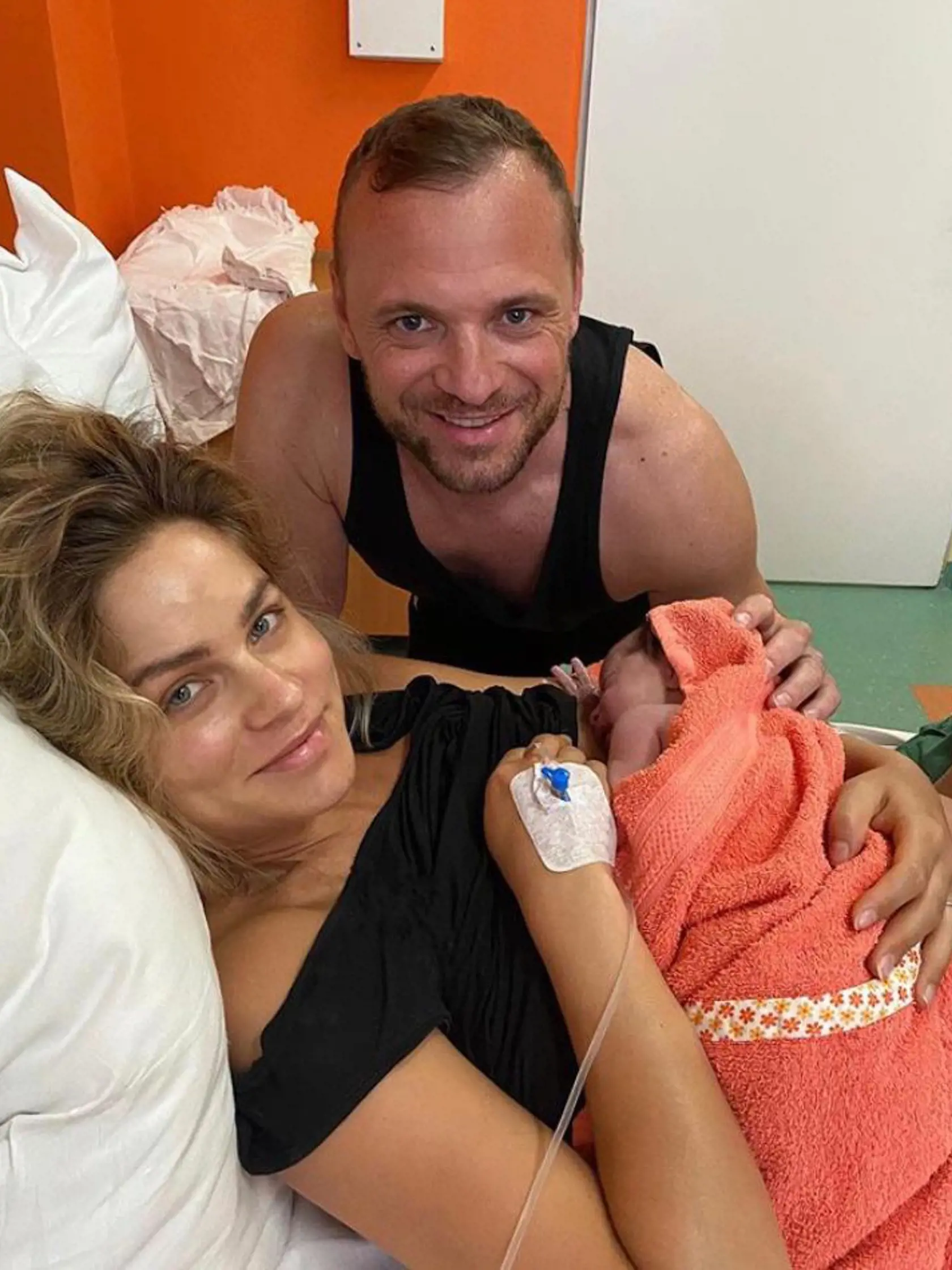 Šťastní rodičia sa od pôrodu dcérky stihli vybrať aj na prvú spoločnú dovolenku.