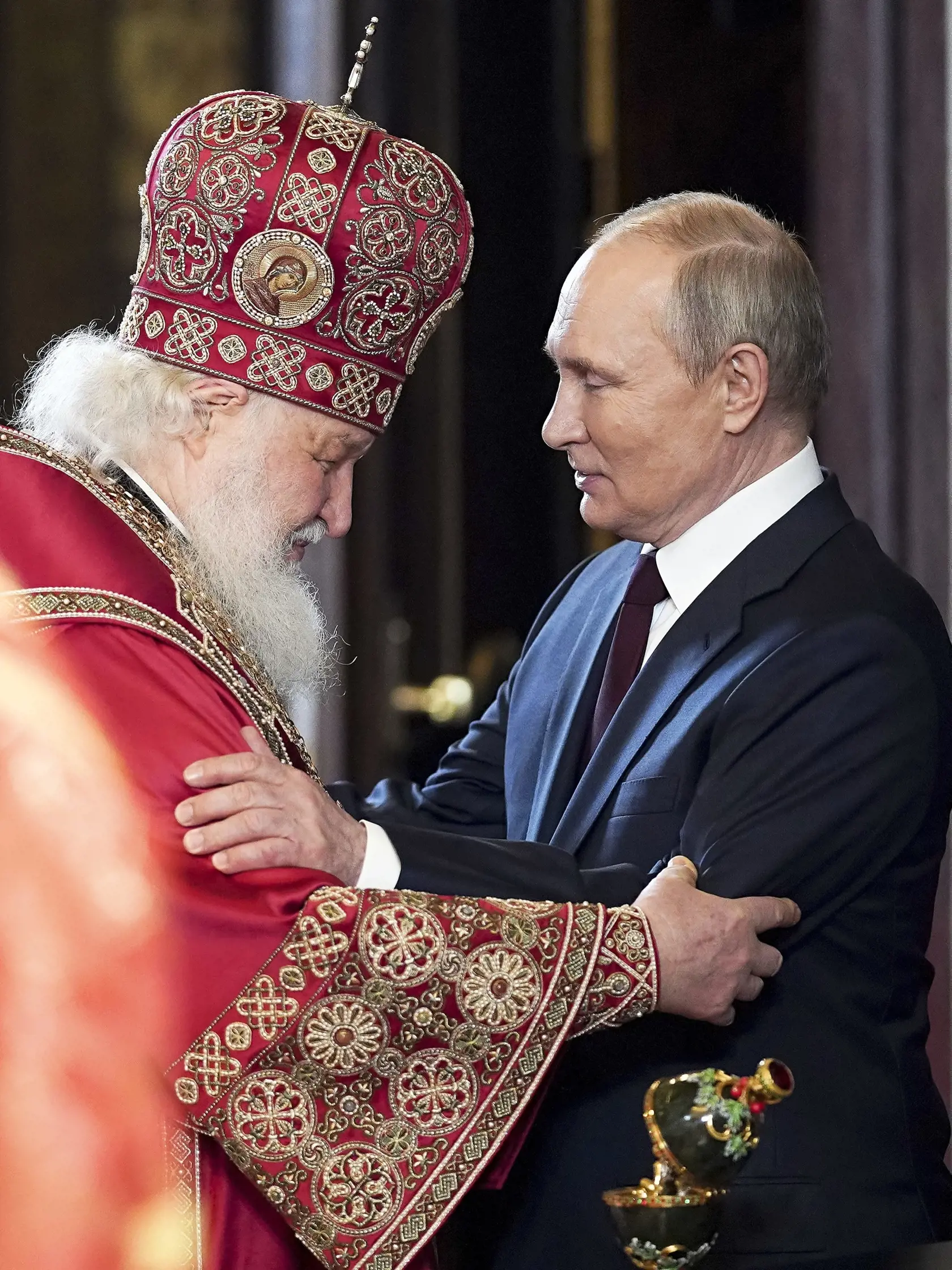EBE 16 Moskva - Na snímke vpravo ruský prezident Vladimir Putin a patriarcha Kirill, najvyšší predstaviteľ ruskej pravoslávnej cirkvi po polnočnej veľkonočnej bohoslužbe v pravoslávnom Chráme Krista Spasiteľa v Moskve v noci na neddeľu 24. apríla 2022. FOTO TASR/AP


Russian President Vladimir Putin attends the Orthodox Easter service in the Christ the Savior Cathedral in Moscow, Russia, Sunday, April 24, 2022. Eastern Orthodox churches observe the ancient Julian calendar, and this year celebrat