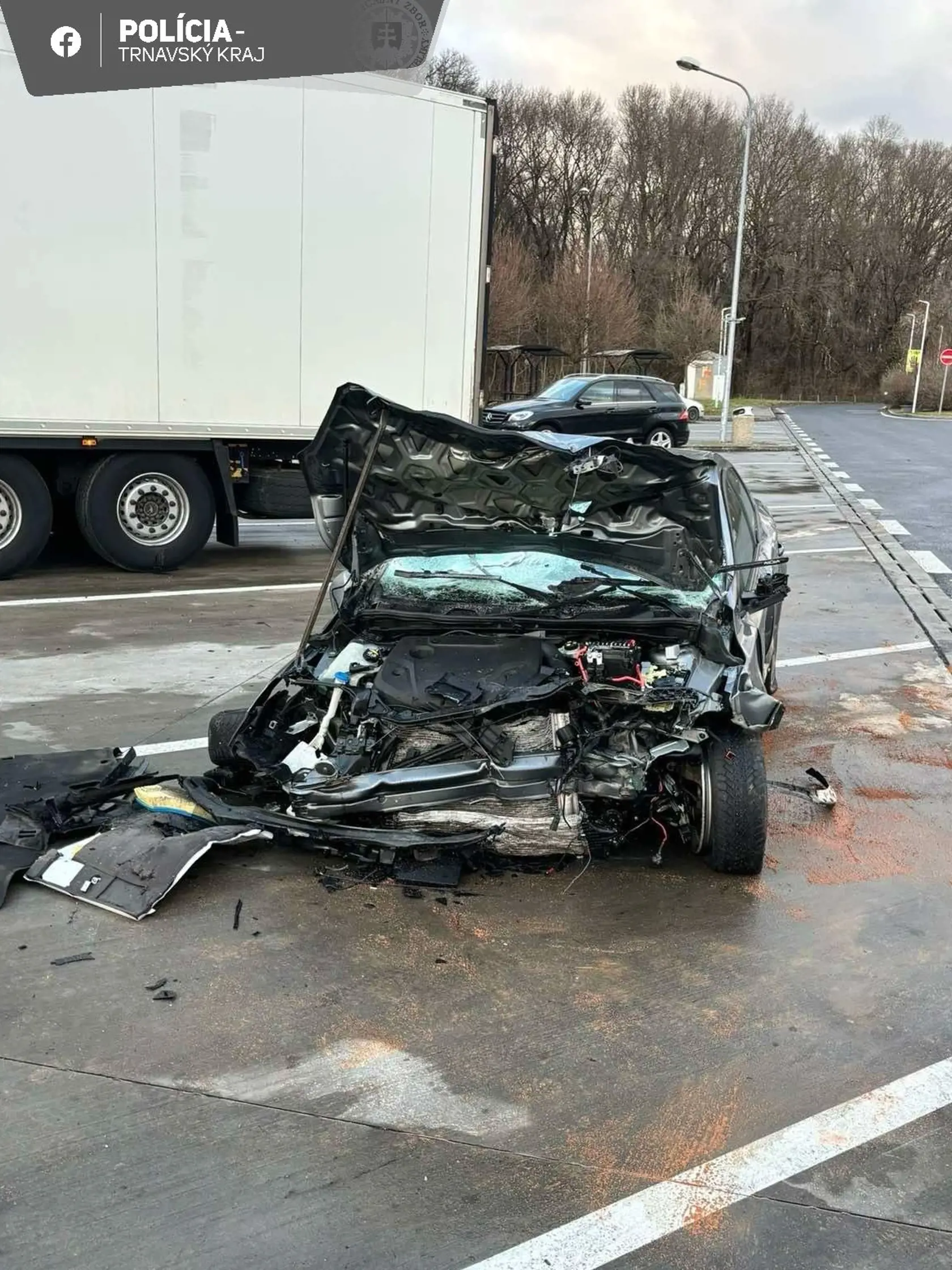 Takto vyzeralo auto 28-ročného Bulhara po tom, čo s ním vo vysokej rýchlosti nabúral do čerpacej stanice.