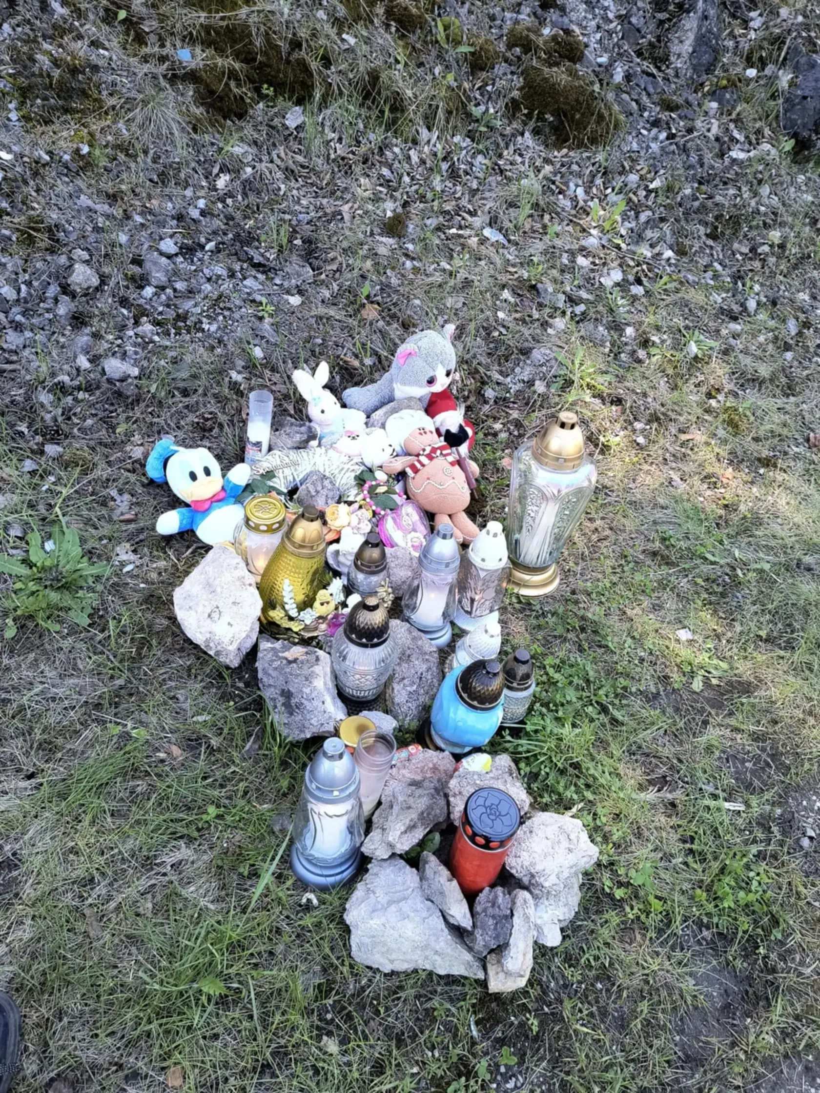 Na mieste tragédie pribúdajú sviečky a plyšové hračky