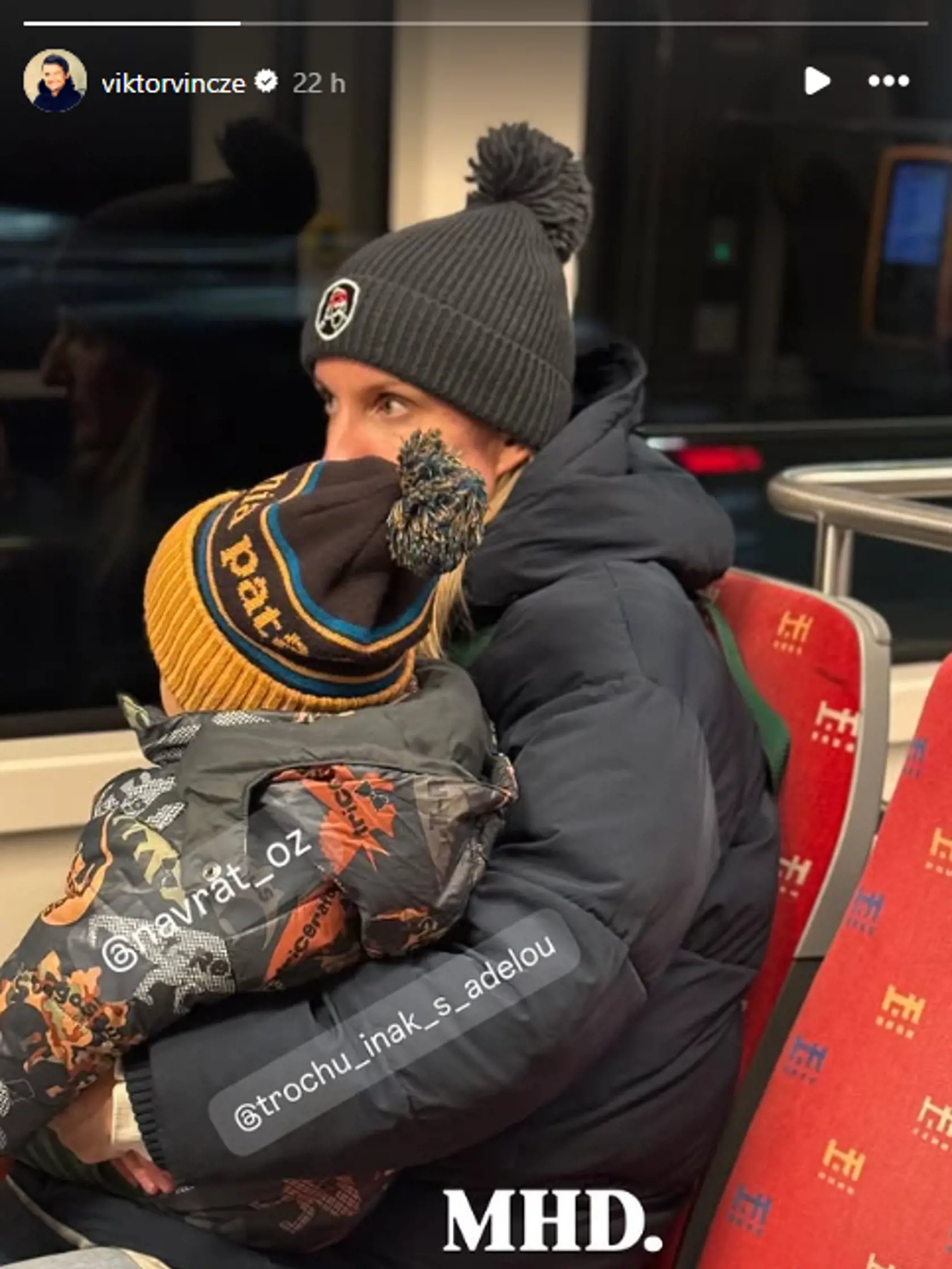 Adela Vinczeová so synčekom Maxom v električke. 