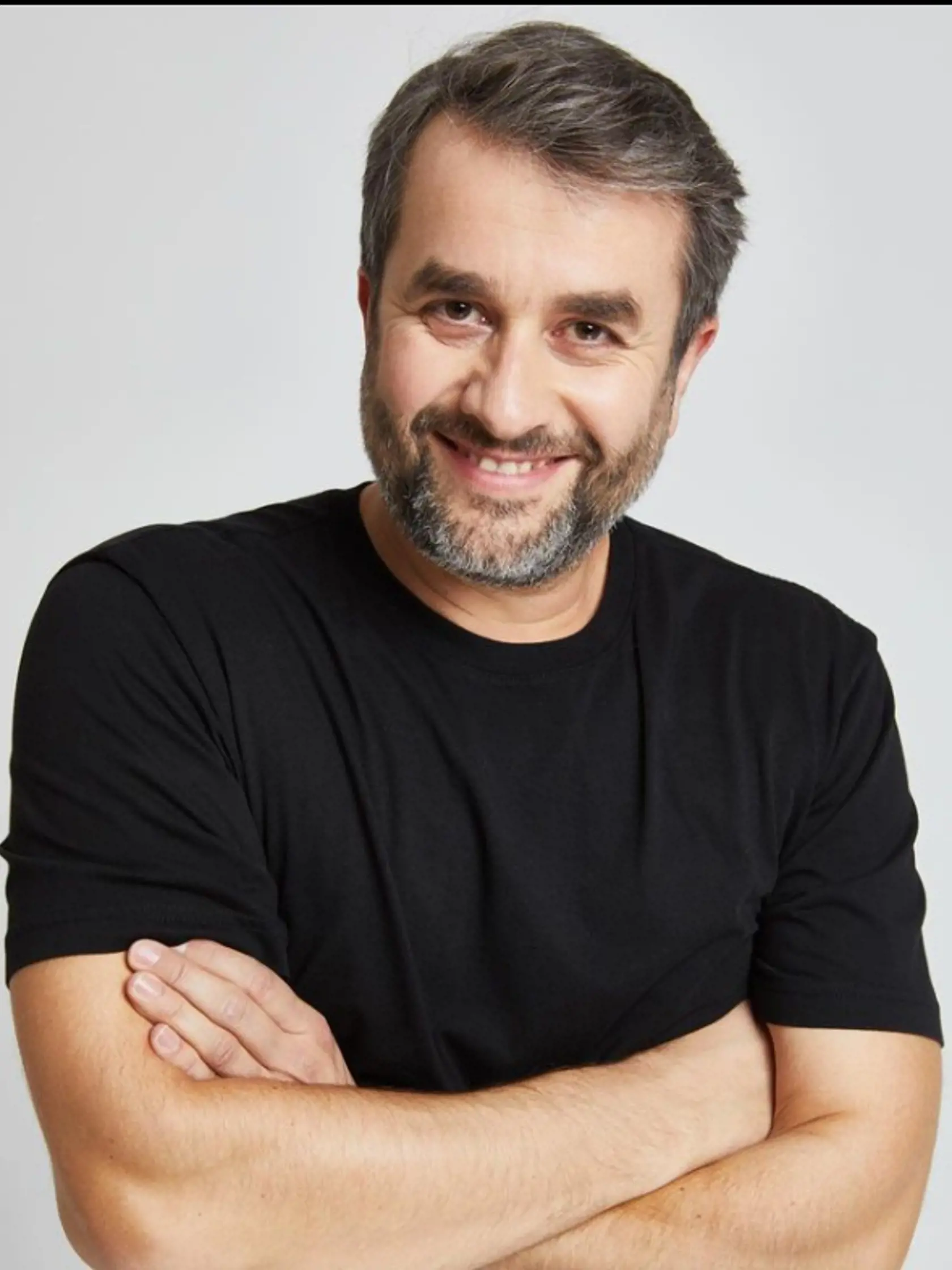 Vlado je divadelný a filmový herec, ktorý tiež prepožičiava hlas do upútaviek na TV Doma či v Rádiu Slovensko. Z Paneláka odišiel do Búrlivého vína, videli sme ho v seriáli Dr. Ludsky, Druhá šanca, Chatári, no výraznejšie úlohy získal v Oteckoch a novinke Mama na prenájom. S manželkou Alenou tvoria pár už od školy a patria k najharmonickejším párom šoubiznisu. Herec je trojnásobný otec Kristiána, Kláry a Krištofa , ktorí by svojho otca iba ťažko zapreli.