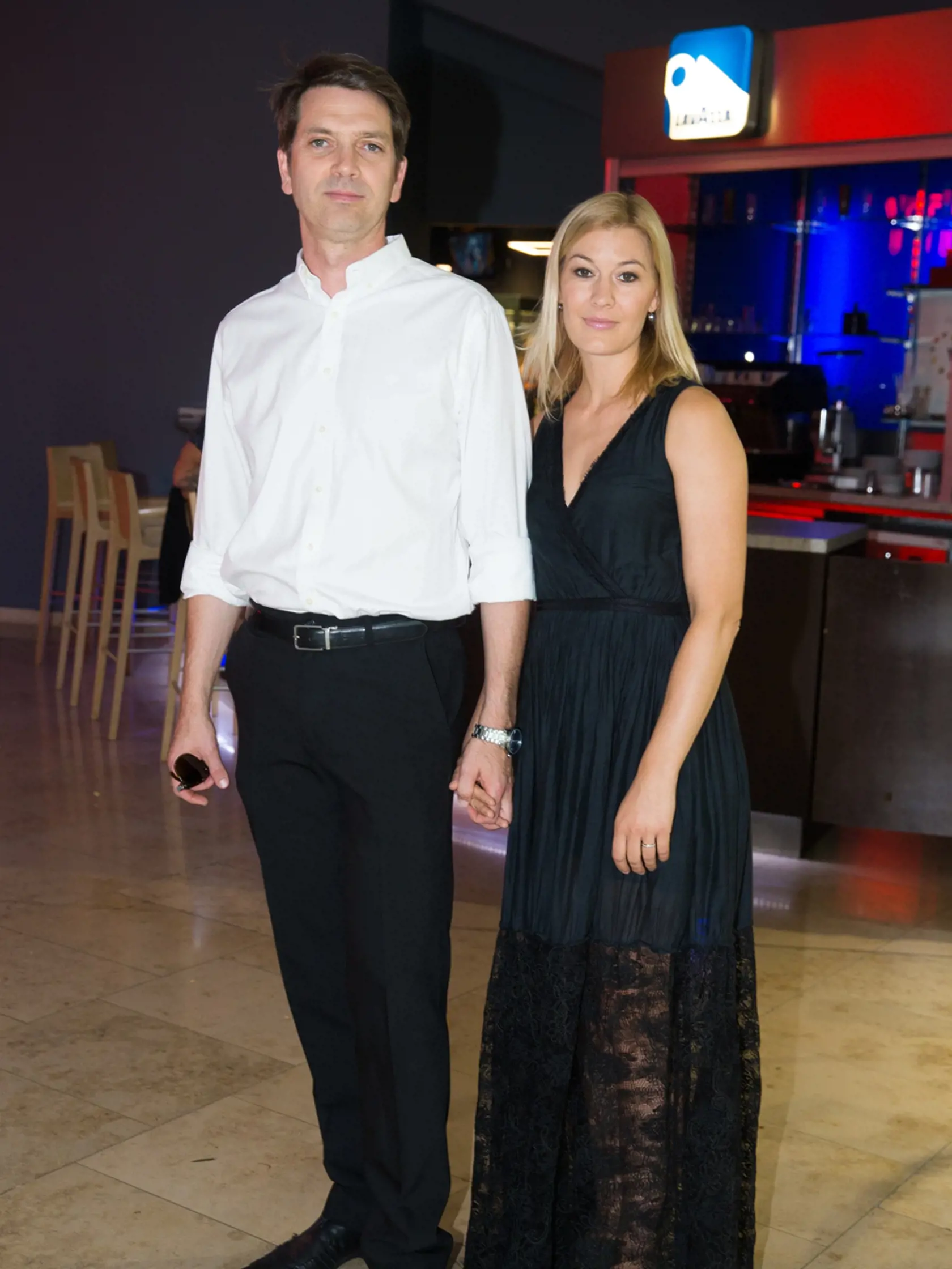 Premiéra hraného filmu Mamma Mia v jednom z bratislavských kín, za účasti známych osobností s následným rautom na nábreží Dunaja. Na snímke Marek Majeský s manželkou Janou Majeskou.