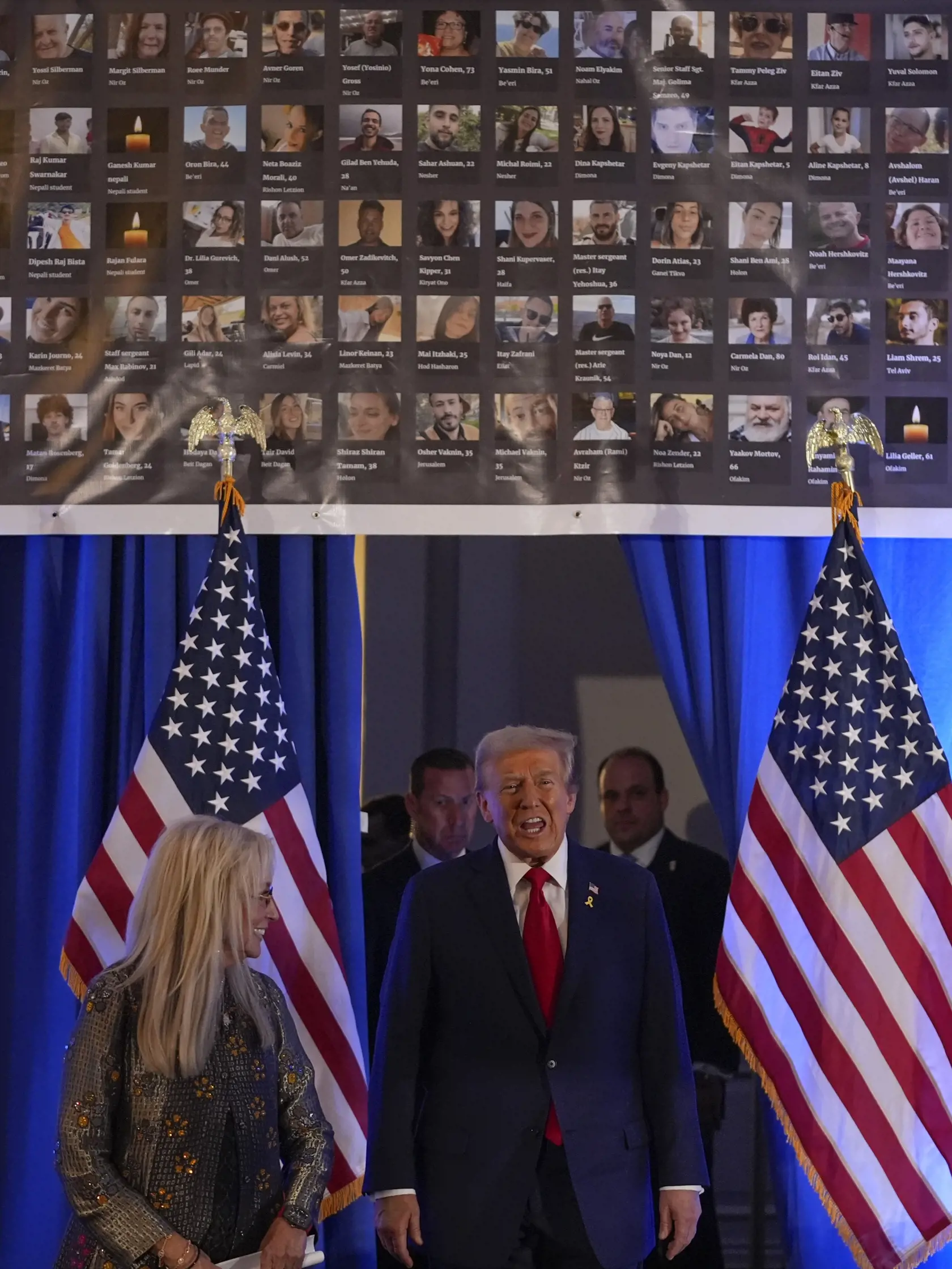 AZ4 Miami - Na snímke republikánsky prezidentský kandidát a bývalý americký prezident Donald Trump (vpravo) prichádza s Miriam Adelsonovou (vľavo) na podujatie pri príležitosti prvého výročia od útoku Hamasu na Izrael v americkom meste Miami v štáte Florida v pondelok 7. októbra 2024. Trump, ktorý je kandidátom Republikánskej strany do nadchádzajúcich volieb v pondelok vyhlásil, že medzi imigrantmi v USA je "veľa zlých génov". Uviedol tak v súvislosti s vraždami, ktoré páchajú nelegálni migranti. FOTO TASR/AP  

Republican presidential nominee former President Donald Trump arrives with Miriam Adelson for an event marking one year since the Oct. 7 Hamas attack on Israel, Monday, Oct. 7, 2024, in Miami. (AP Photo/Alex Brandon)