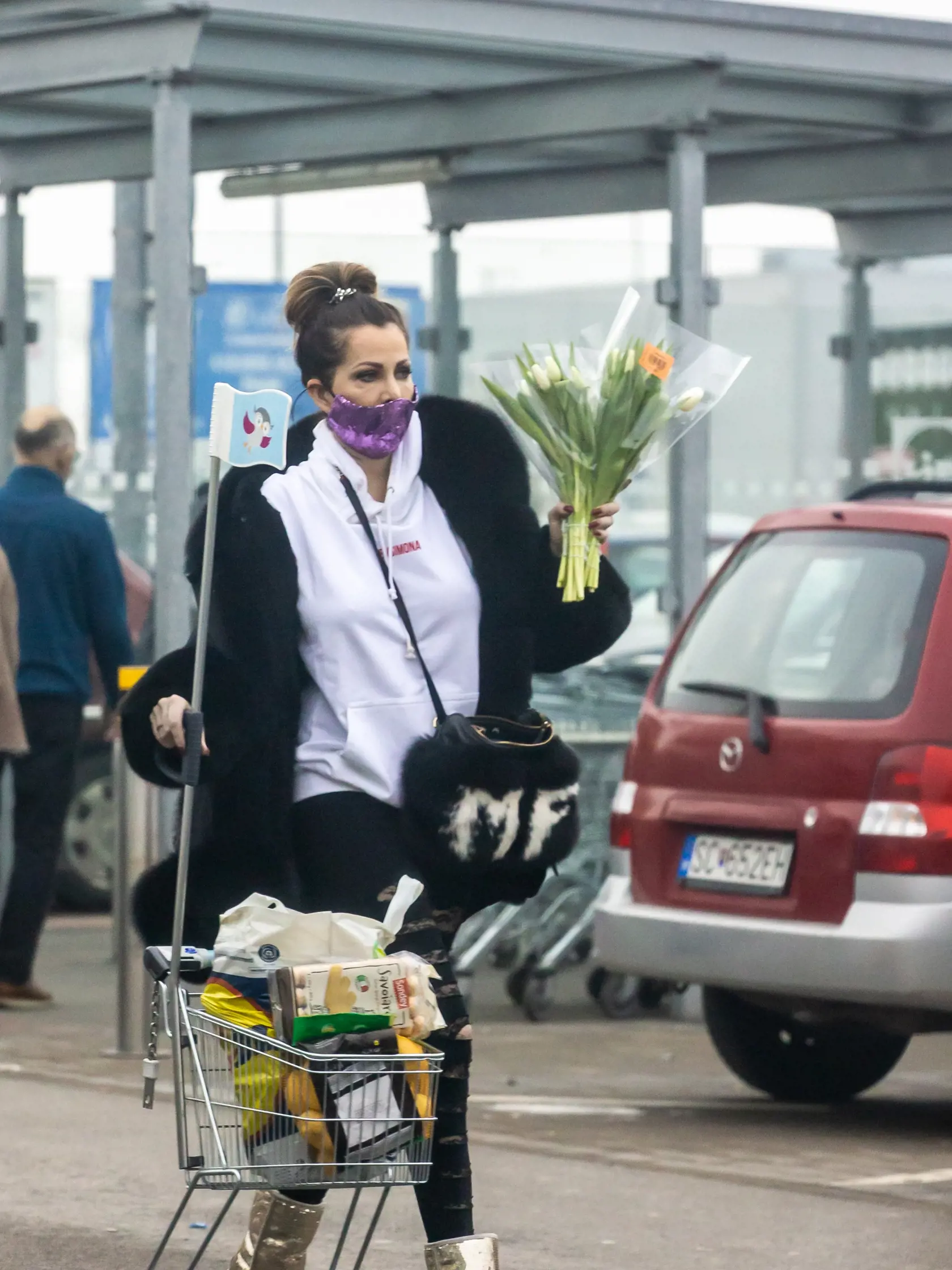 Na snímke je Miroslava Fabušová pred nákupným strediskom.  
