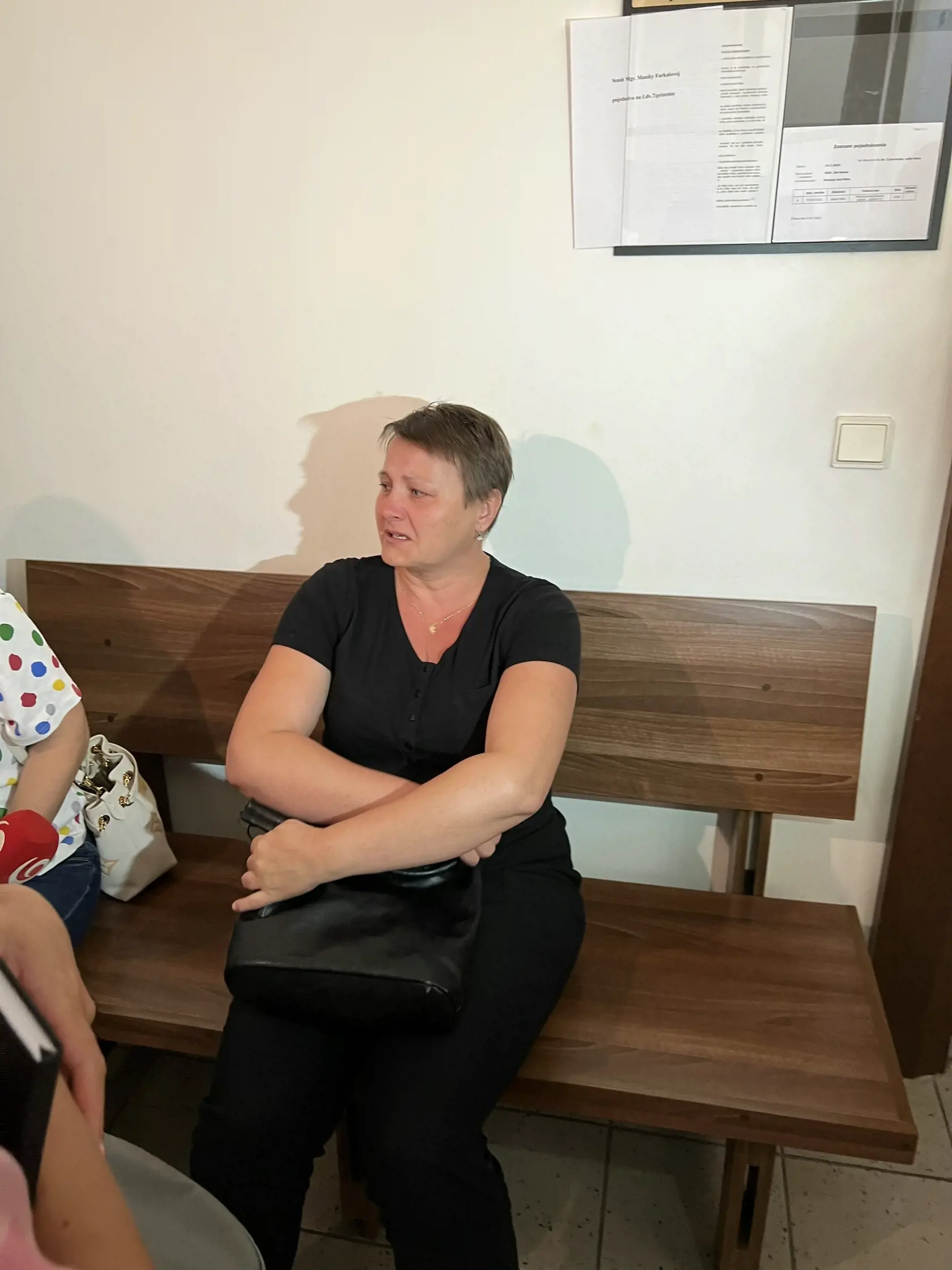 Na súd prišiel ráno pred deviatou hodinou obžalovaný a tiež poškodení, ktorí sa ani po rokoch nedokážu zmieriť so stratou svojich milovaných.