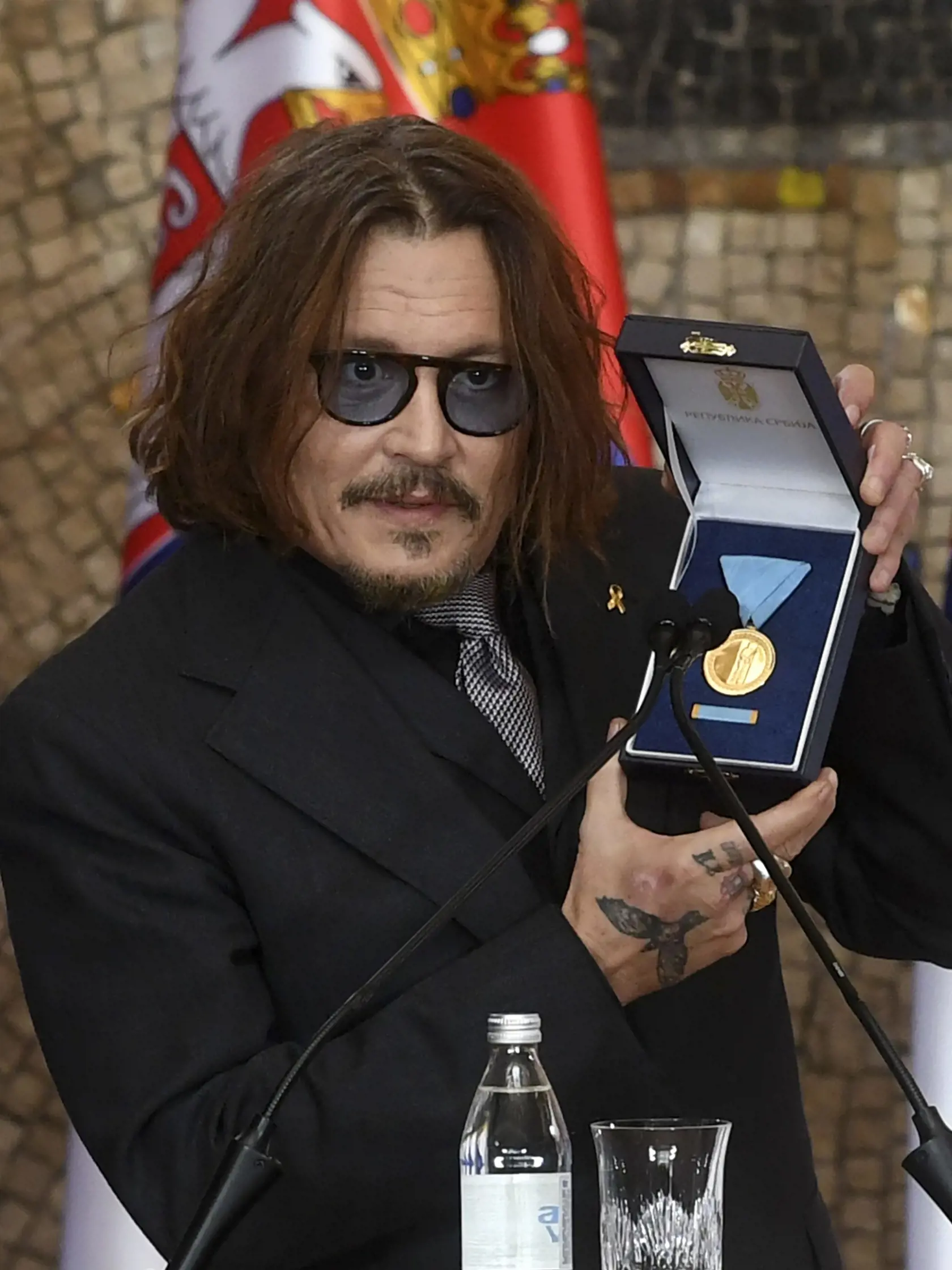 EBE 10 Belehrad - Americký herec Johnny Depp pózuje so zlatou medailou za zásluhy Republiky Srbsko počas slávnostného odovzdávania ocenení ku Dňu štátnosti Srbska v Belehrade 15. februára 2022. FOTO TASR/AP

In this photo provided by the Serbian Presidential Press Service, actor Johnny Depp poses with the Gold Medal of Merit of the Republic of Serbia, during a Statehood Day award ceremony in Belgrade, Serbia, Tuesday, Feb. 15, 2022. (Serbian Presidential Press Service via AP)