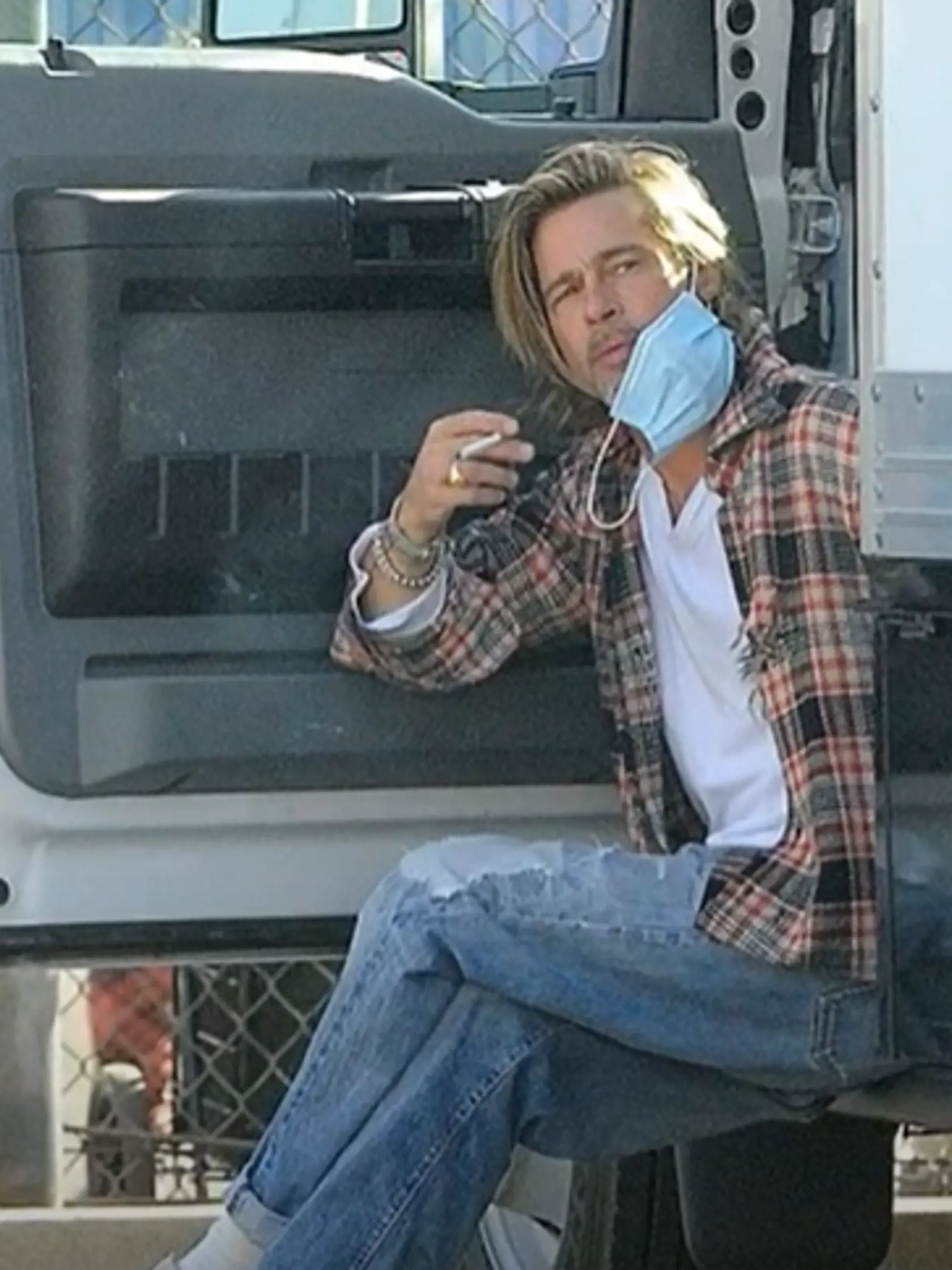 Herec Brad Pitt v poslednom čase dosť zostarol. Srdce má však na správnom mieste a počas pandémie pomáhal rozdávať jedlo.