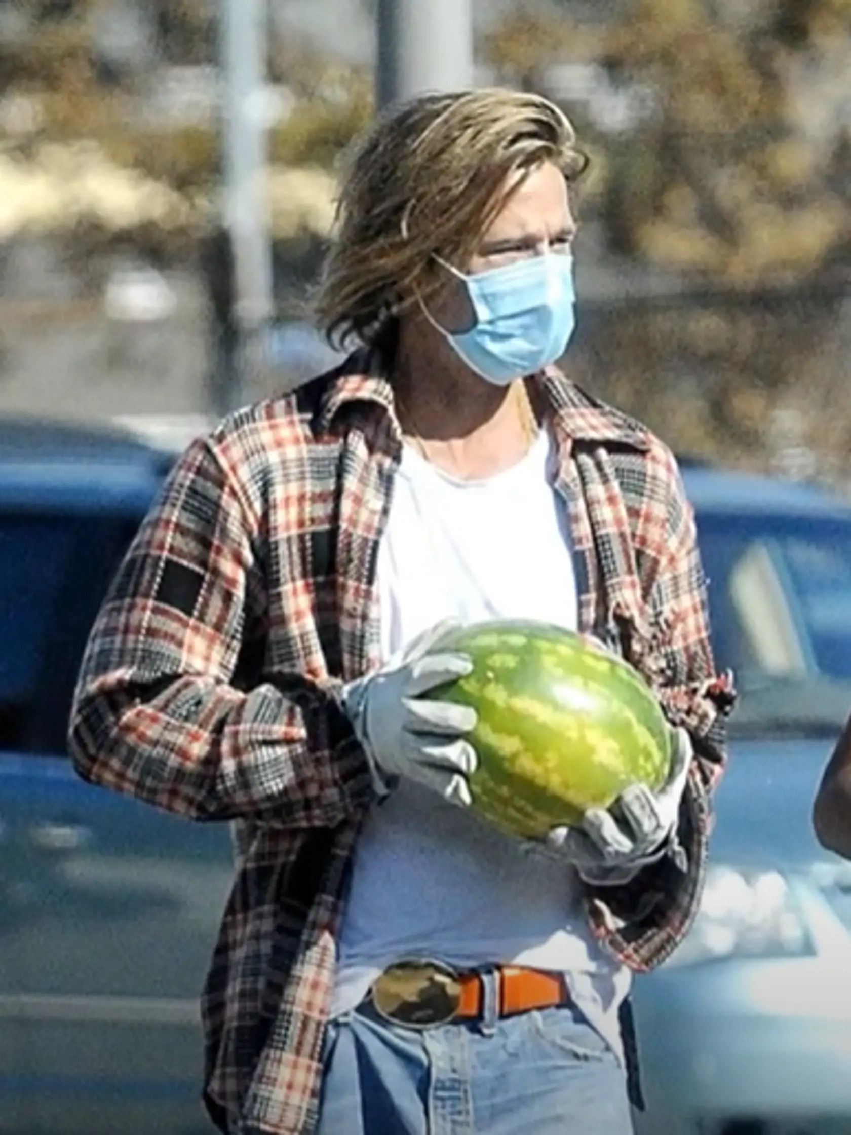 Herec Brad Pitt v poslednom čase dosť zostarol. Srdce má však na správnom mieste a počas pandémie pomáhal rozdávať jedlo.