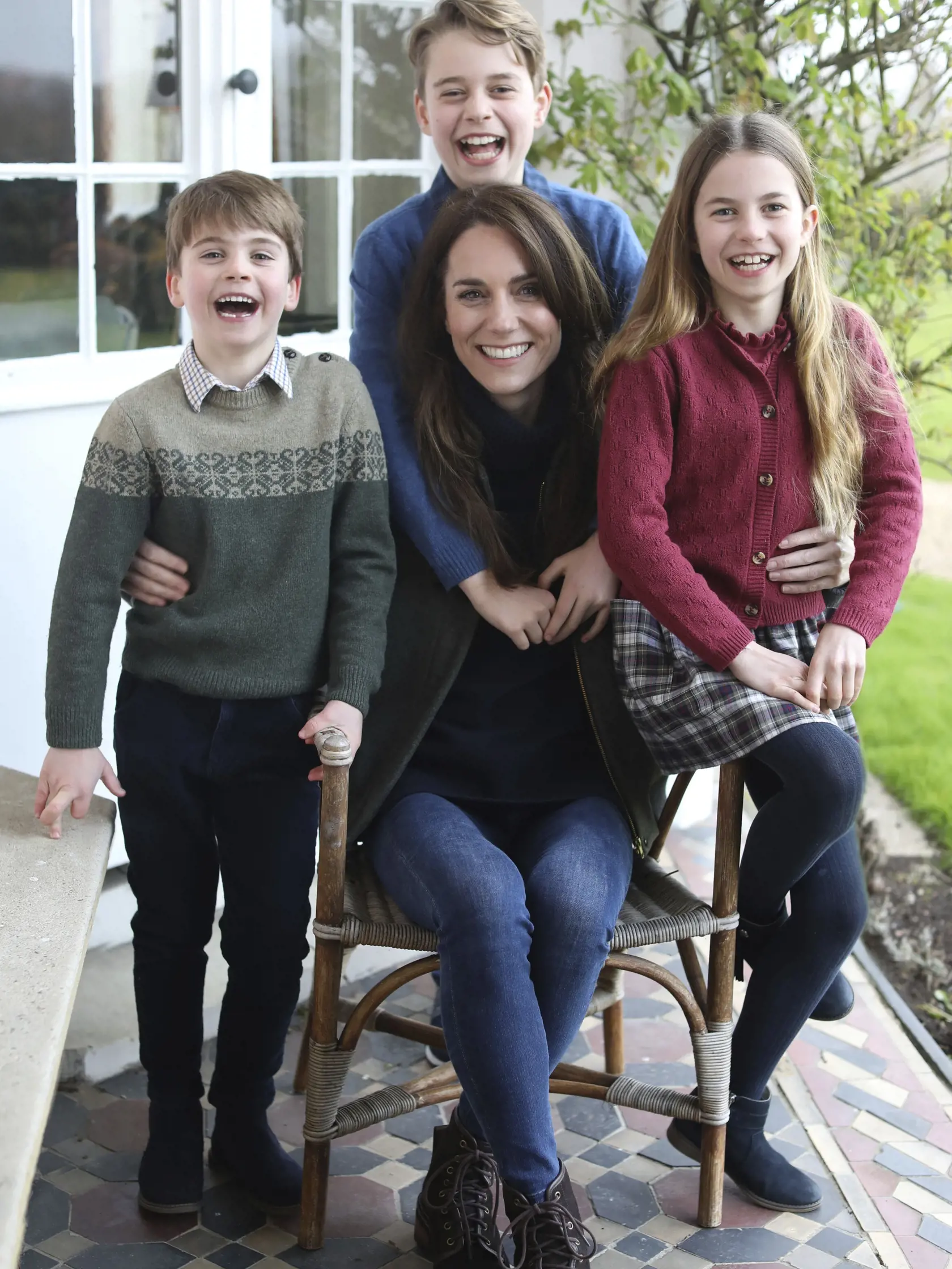 WA 50 Windsor - Na nedatovanej snímke, ktorú zverejnil Kensingtonský palác v nedeľu 10. marca 2024, britská princezná Kate (uprostred) a jej tri deti - princ Louis (vľavo), princ Geoge (uprostred hore) a princezná Charlotte - pózujú na spoločnej fotografii pri príležitosti Dňa matiek vo Windsori. Ide o prvú oficiálnu fotografiu Kate od jej operácie v oblasti brucha, ktorú podstúpila 16. januára. Princezná bola po operácii takmer dva týždne hospitalizovaná v súkromnej nemocnici London Clinic. Pre
