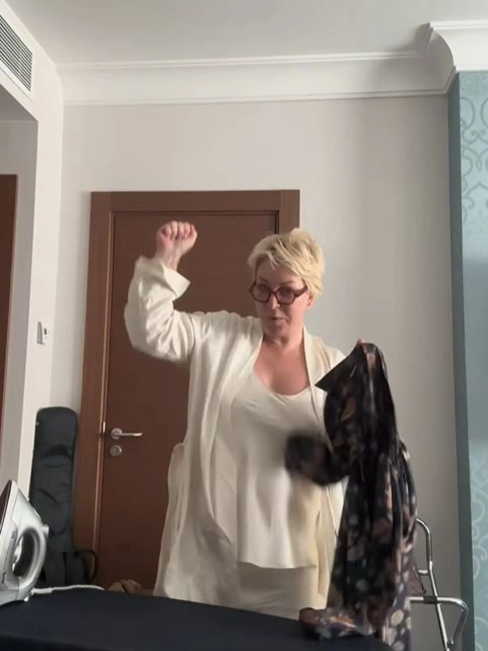 Wanda Hrycová dokumentuje cestu do Kyjeva: Keď v hoteli zapli elektrický prúd, skočila po žehličke.