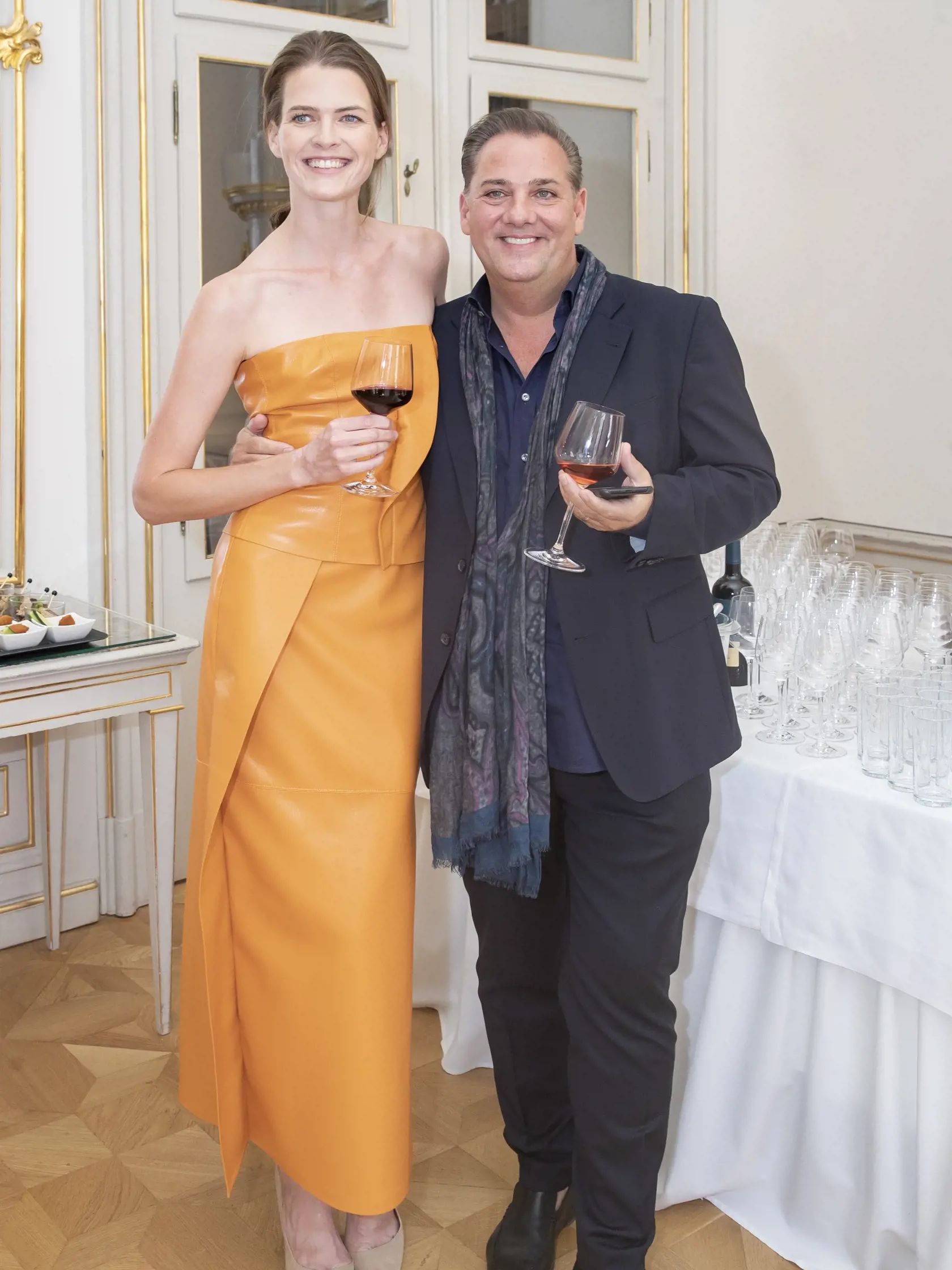 Predstavenie slovenských finalistov modelingovej súťaže Elite Model Look v priestoroch Primaciálneho paláca v Bratislave.
Na snímke je organizátor Saša Jány a topmodelka Michaela Hlaváčková.