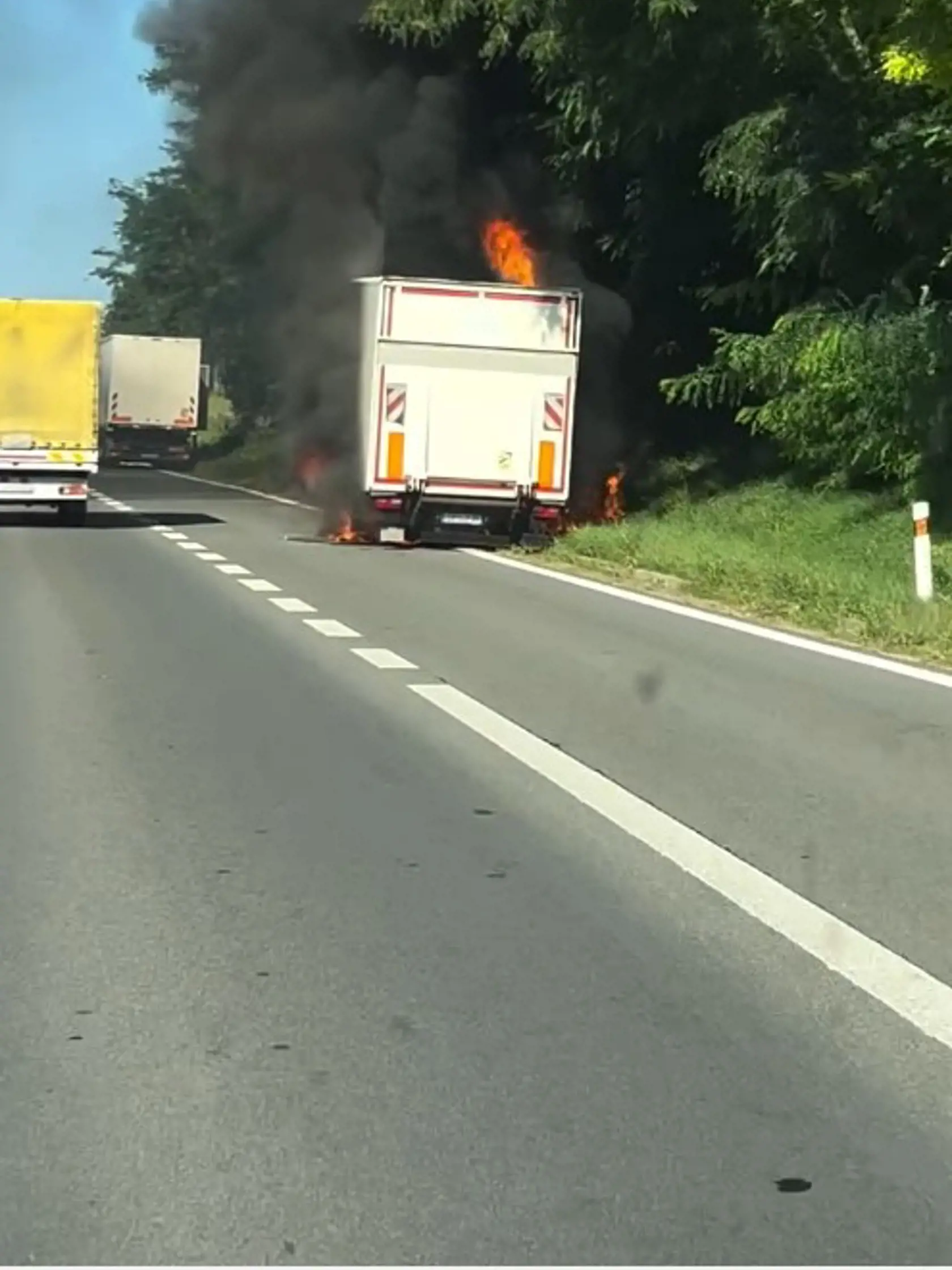 Požiar nákladného auta na rýchlostnej ceste R1 za Nitrou.