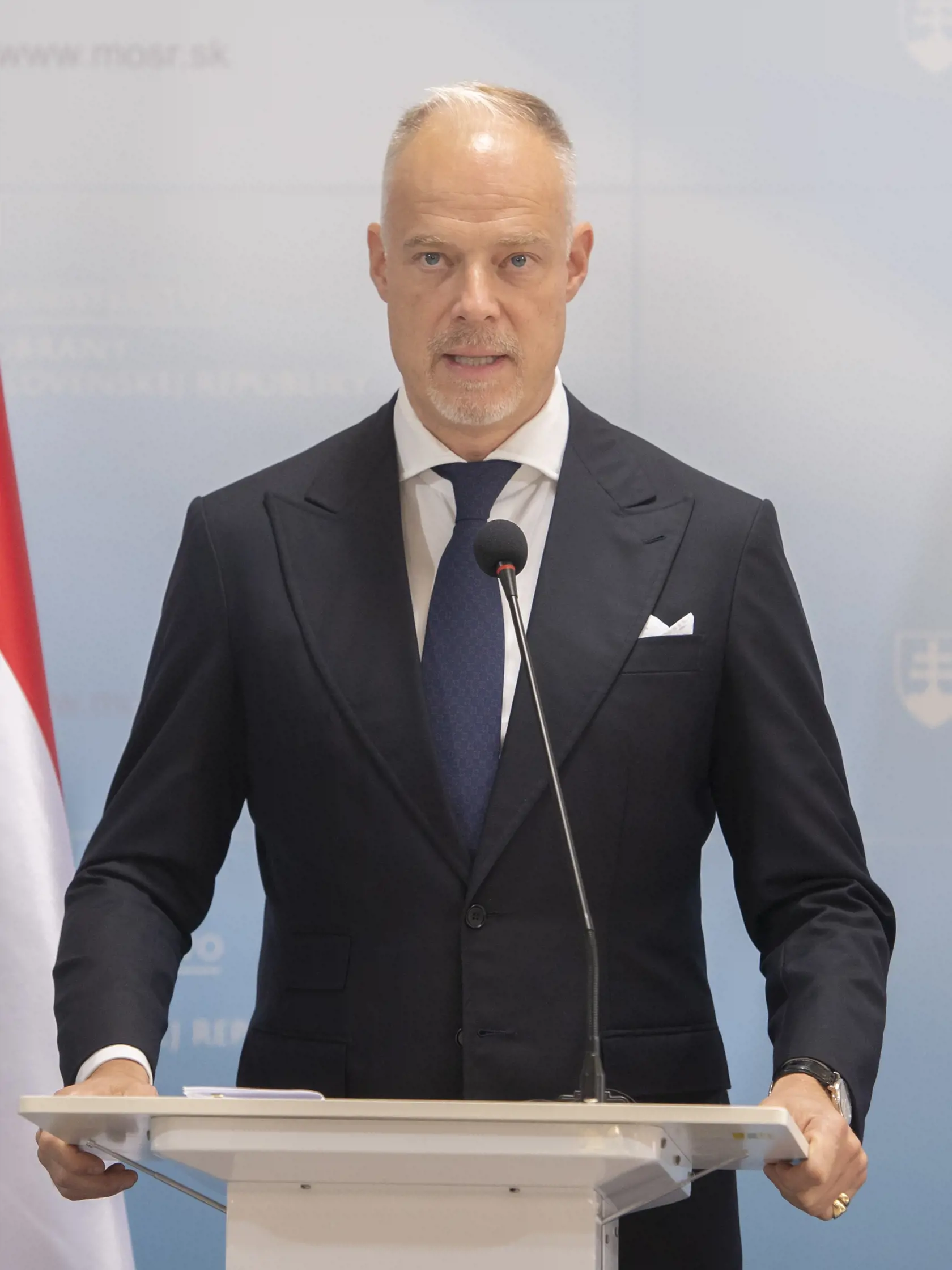 Na snímke maďarský minister obrany Kristóf Szalay-Bobrovniczky počas tlačového vyhlásenia so slovenským ministrom obrany Jaroslavom Naďom na Ministerstve obrany SR 26. septembra 2022 v Bratislave. FOTO TASR - Martin Baumann