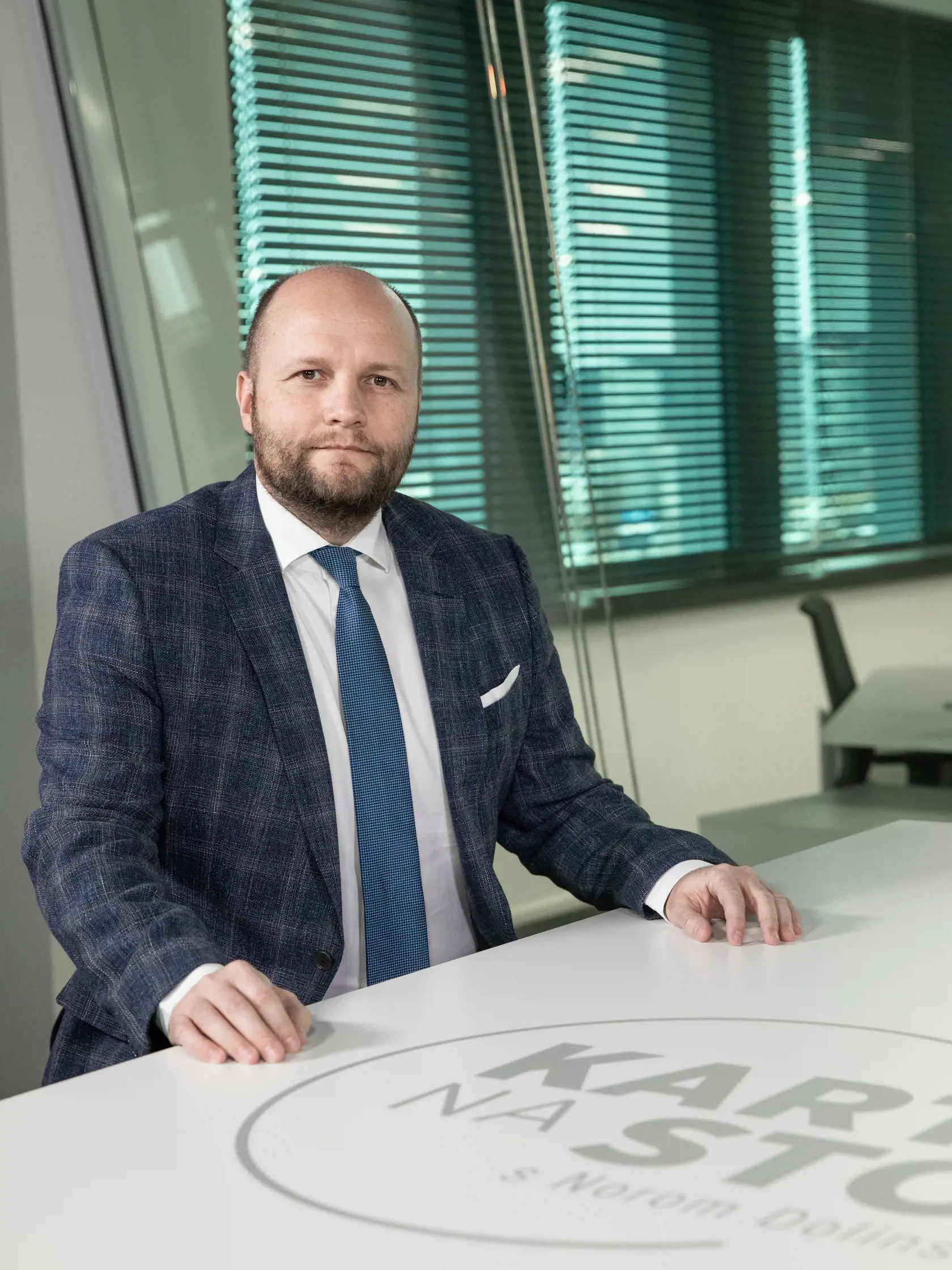Na našu poznámku, prečo neurobí medzi občanmi prieskum (napríklad v podobe národnej konzultácie), o tom, či občania súhlasia s poslaním stíhačiek na Ukrajinu odpovedal Naď slovami, že vláda Slovenskej republiky vznikla na základe parlamentných volieb, má moc od občanov a robí rozhodnutia.