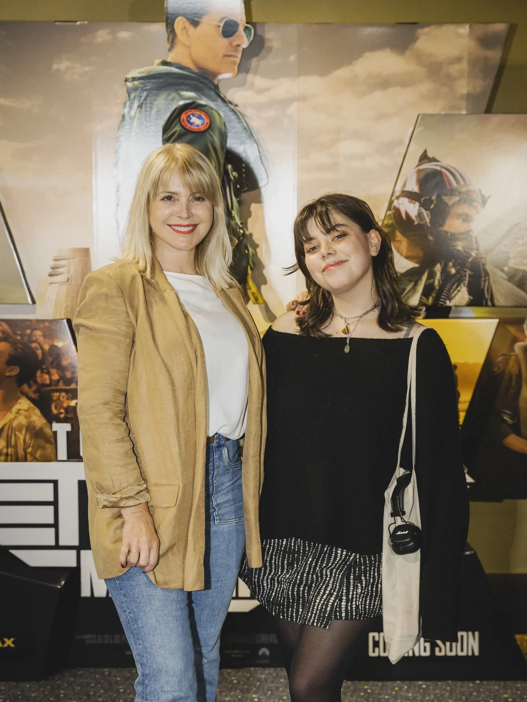 Na snímke Zuzana Vačková s dcérou Máriou Čubovou prichádza na slovenskú premiéru amerického filmu TOP GUN: MAVERICK