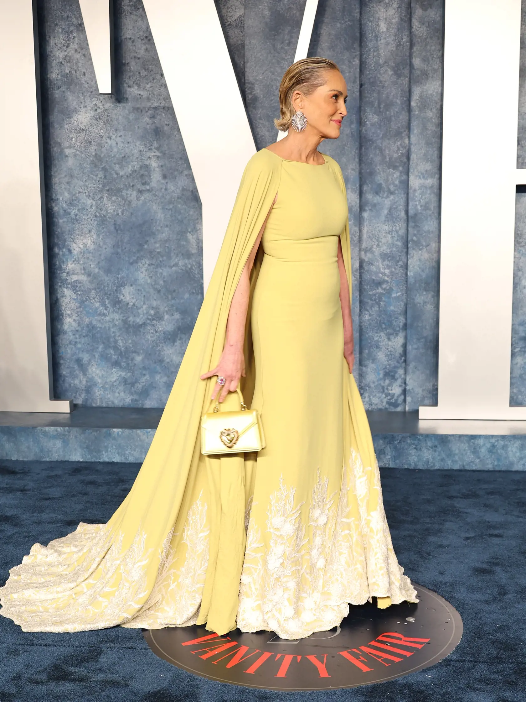 Veľkým prekvapením bola aj herečka Sharon Stone (65), ktorá sa predviedla v sýtožltej, nič neodhaľujúcej róbe. Veľa toho neodhalila, v každom prípade však zaujala.