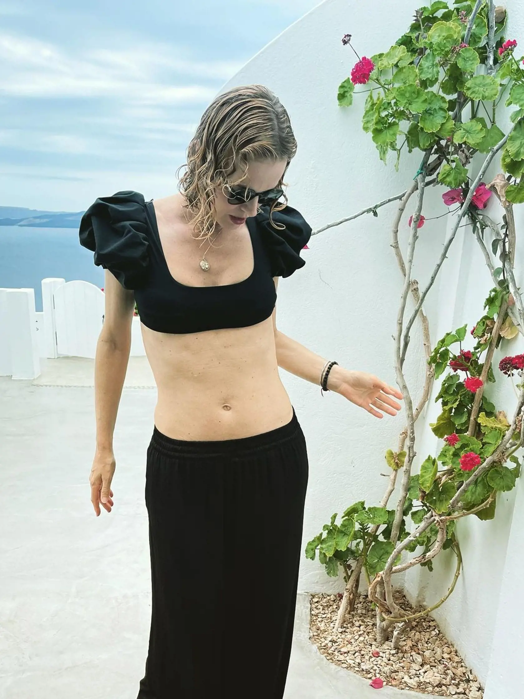 Eva Herzigová síce nedávno oslávila polstoročnicu, no rozhodne na svoj vek nevyzerá. V lesklých šatách odhalila nôžku aj sexi hrudník bez toho, aby pôsobila lacno. Hviezdnemu, bezpochyby hollywoodskemu looku potom pridala aj vhodnú voľbu líčenia a účes, ktorý vyzeral retro a neskutočne šik.