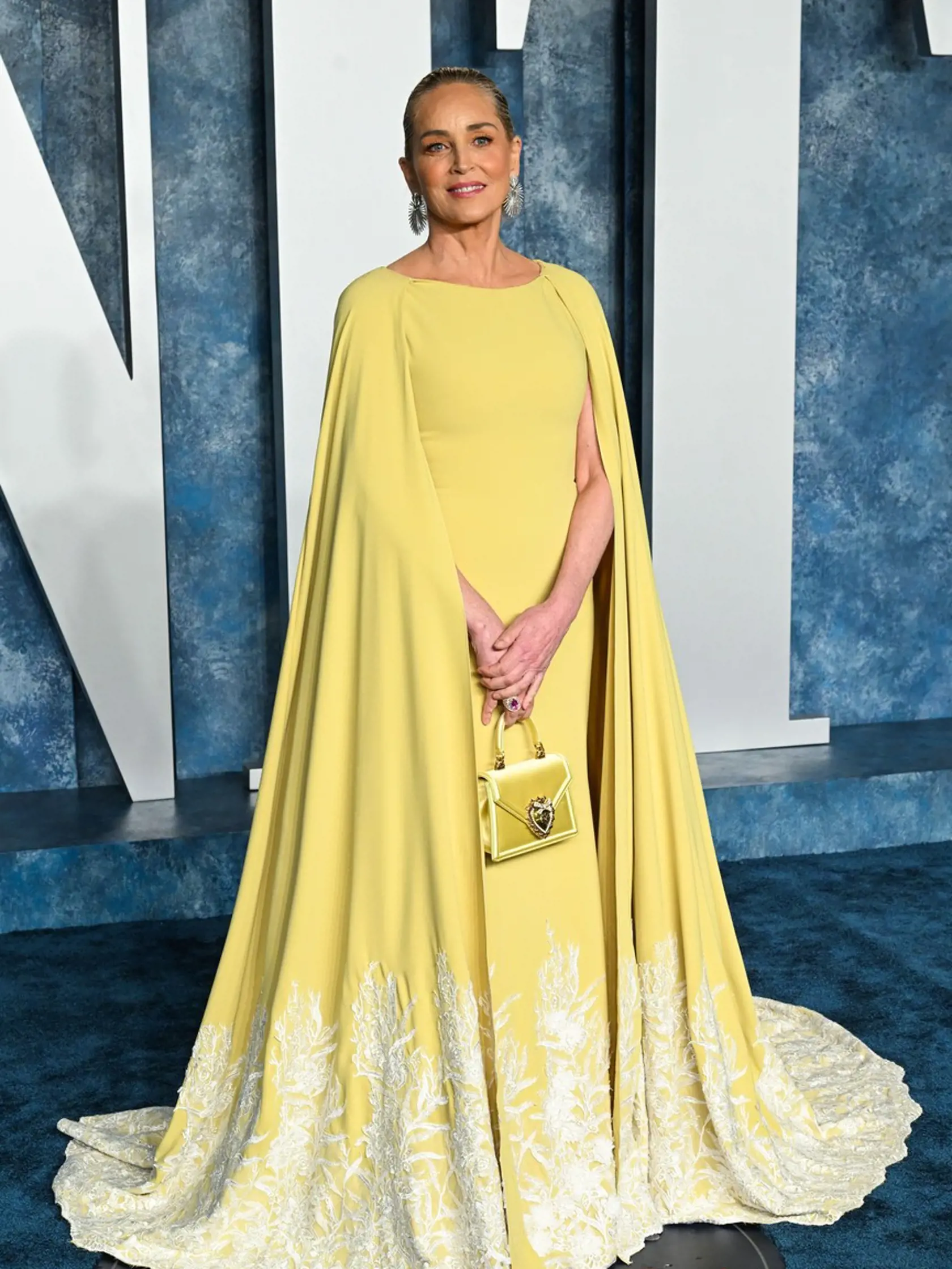 Veľkým prekvapením bola aj herečka Sharon Stone (65), ktorá sa predviedla v sýtožltej, nič neodhaľujúcej róbe. Veľa toho neodhalila, v každom prípade však zaujala...