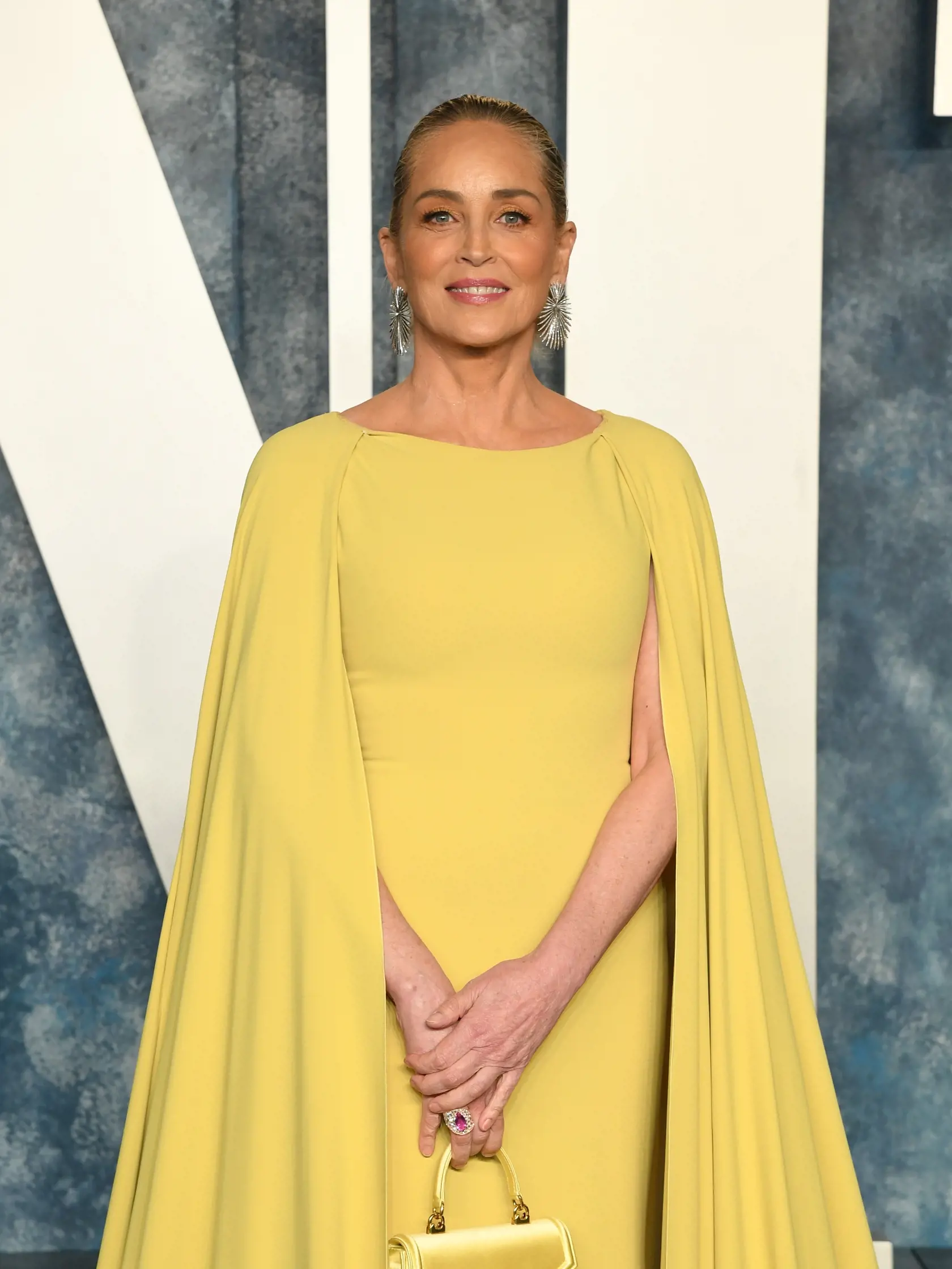 Veľkým prekvapením bola aj herečka Sharon Stone (65), ktorá sa predviedla v sýtožltej, nič neodhaľujúcej róbe. Veľa toho neodhalila, v každom prípade však zaujala...