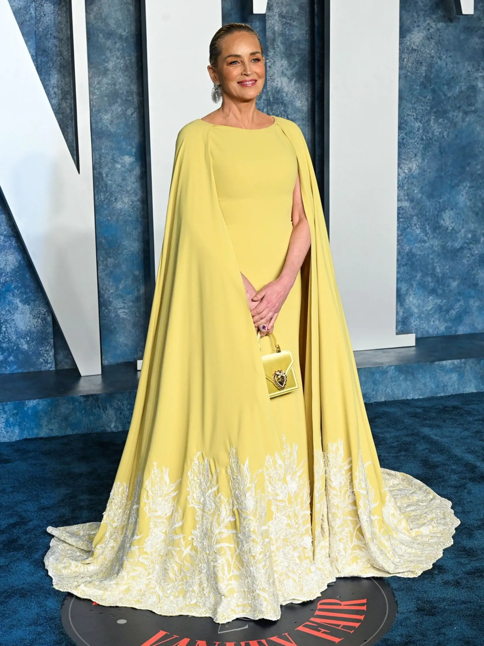 Veľkým prekvapením bola aj herečka Sharon Stone (65), ktorá sa predviedla v sýtožltej, nič neodhaľujúcej róbe. Veľa toho neodhalila, v každom prípade však zaujala...
