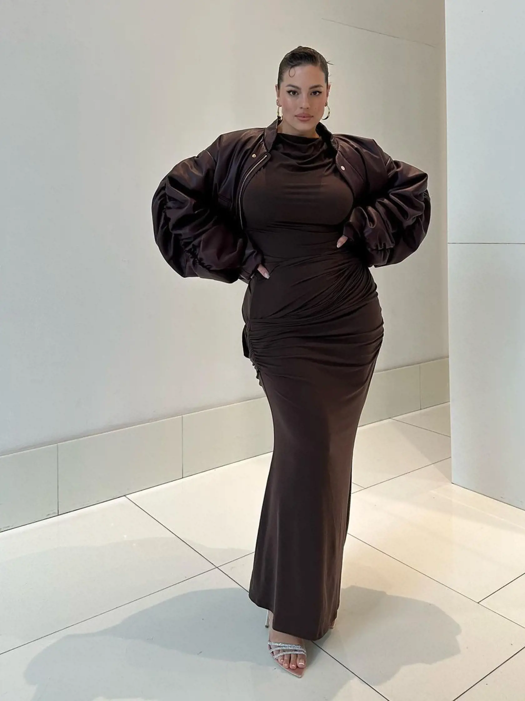 Plus size modelka Ashley Graham na Oscaroch vytasila svoje veľké poprsie na obdiv.