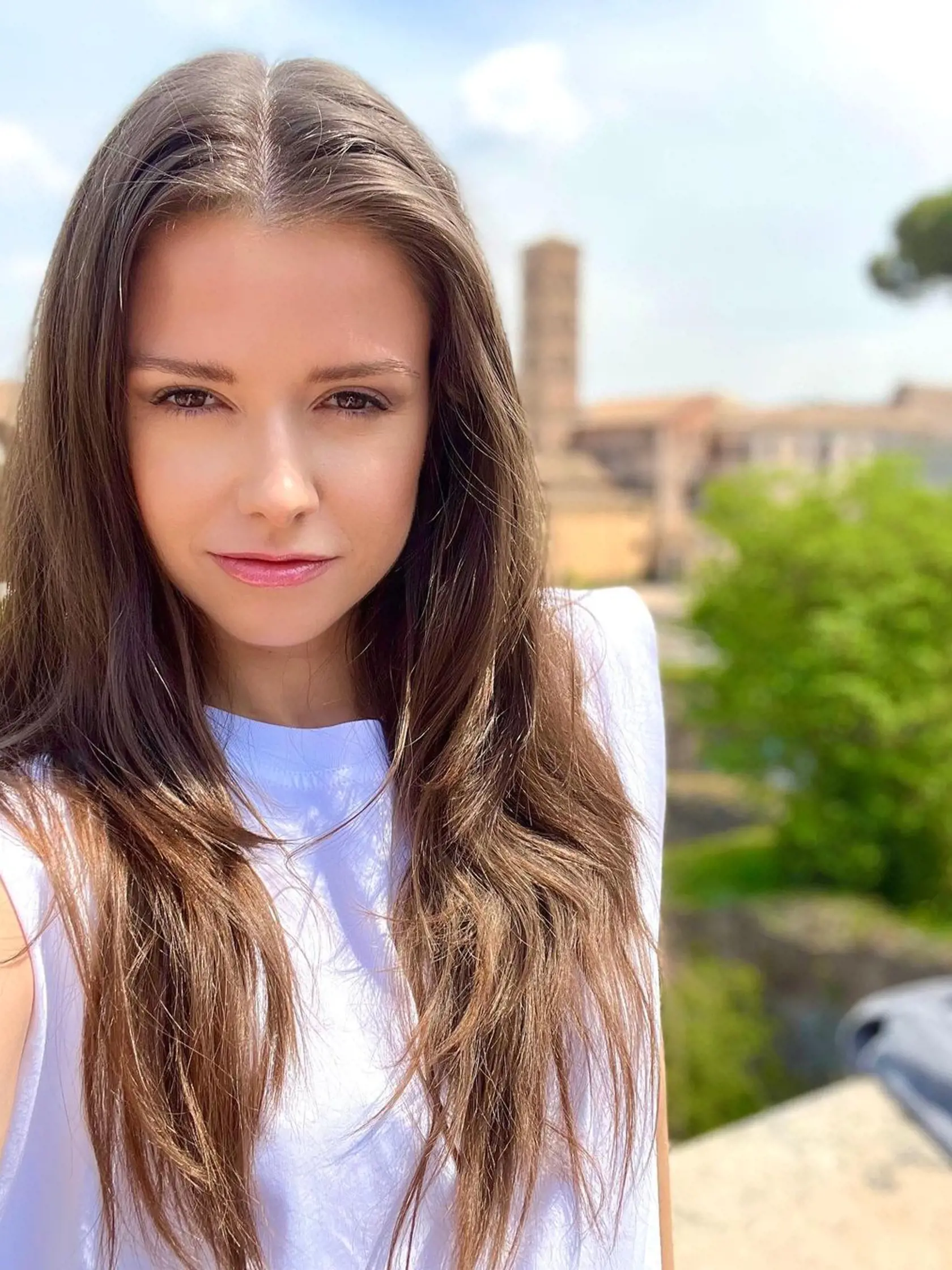 "Moja momentálna forma nie je najhoršia, ale ani najlepšia. Preto som sa rozhodla ísť s kožou na trh a svoju 28-dňovú cestu s Vami zdieľať z dvoch dôvodov. Mňa to donúti sa na to za týždeň nevykašľať a niektorých z Vás možno inšpirujem k pohybu," napísala mladá Jágrova frajerka na svojom instagramovom profile.
