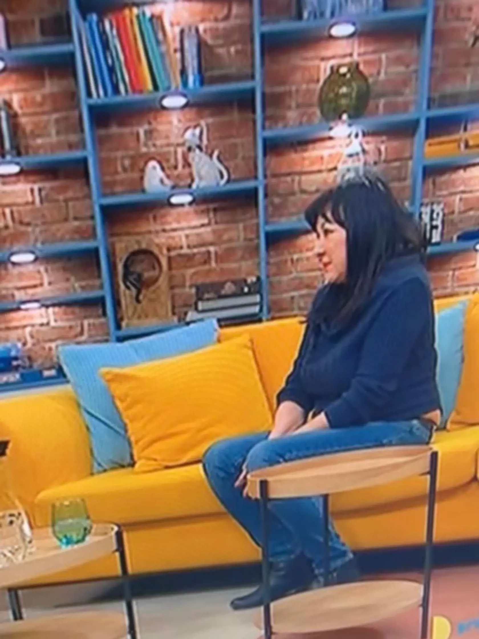 Dáda si do rannej relácie obliekla iba jednoduchý sveter a džínsy, ktoré zvýraznili jej nedokonalosti.