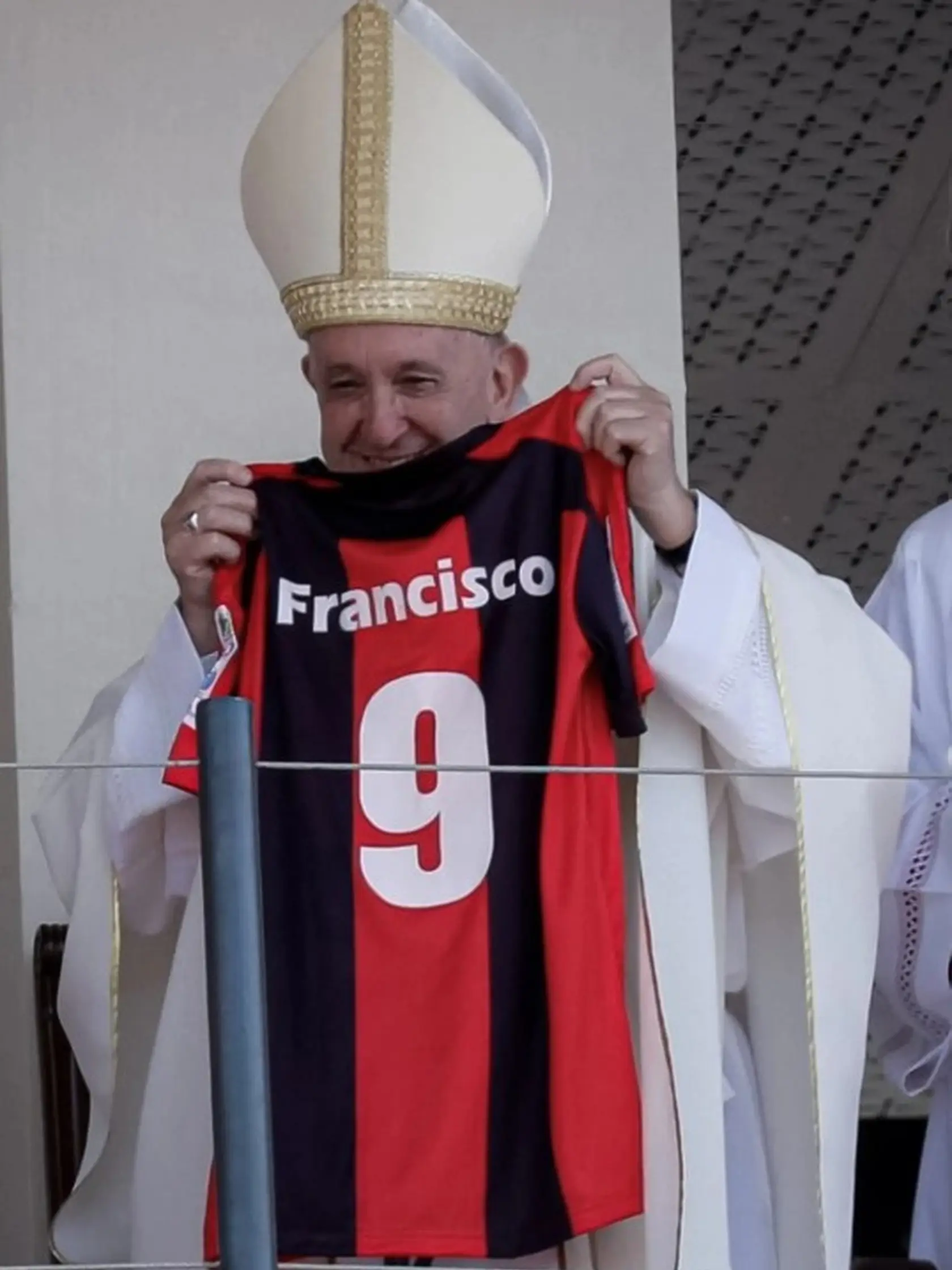 Pápež František s dresom San Lorenza.