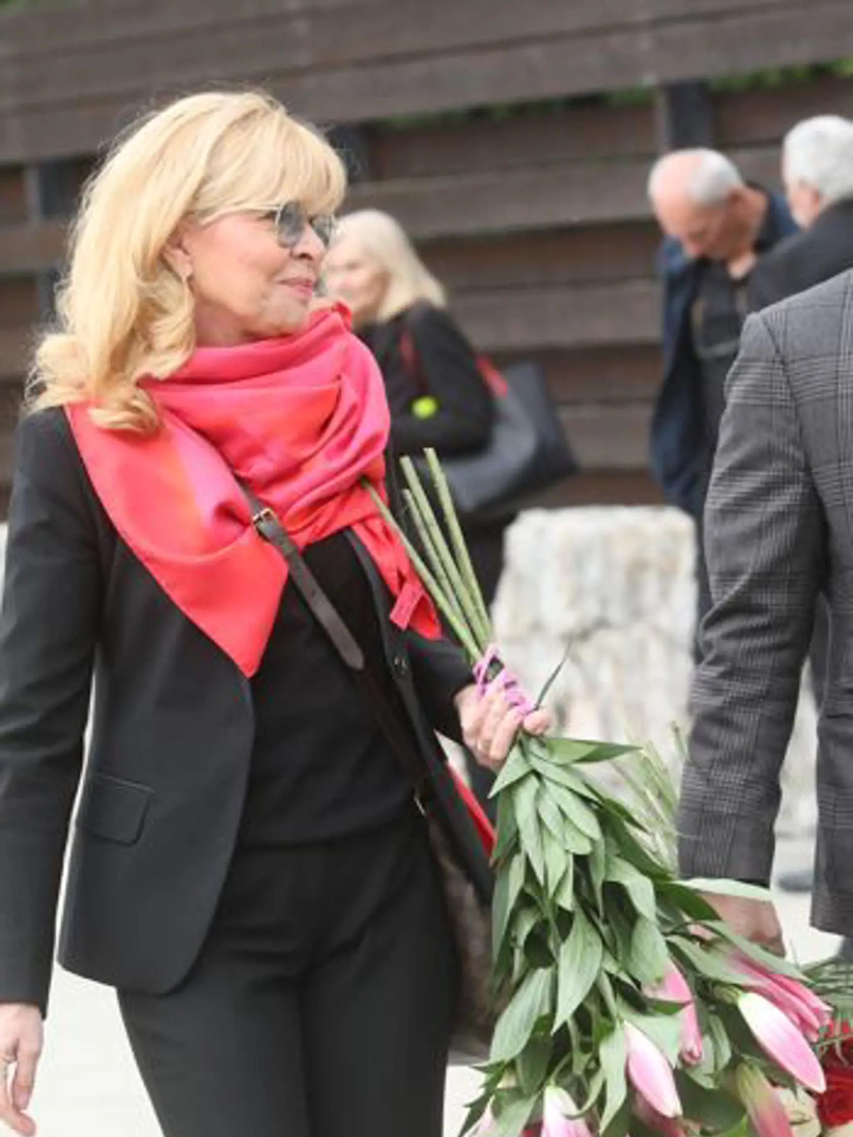 Zuzana Ťapáková sa s Flašíkom prišla rozlúčiť ružovými ľaliami.