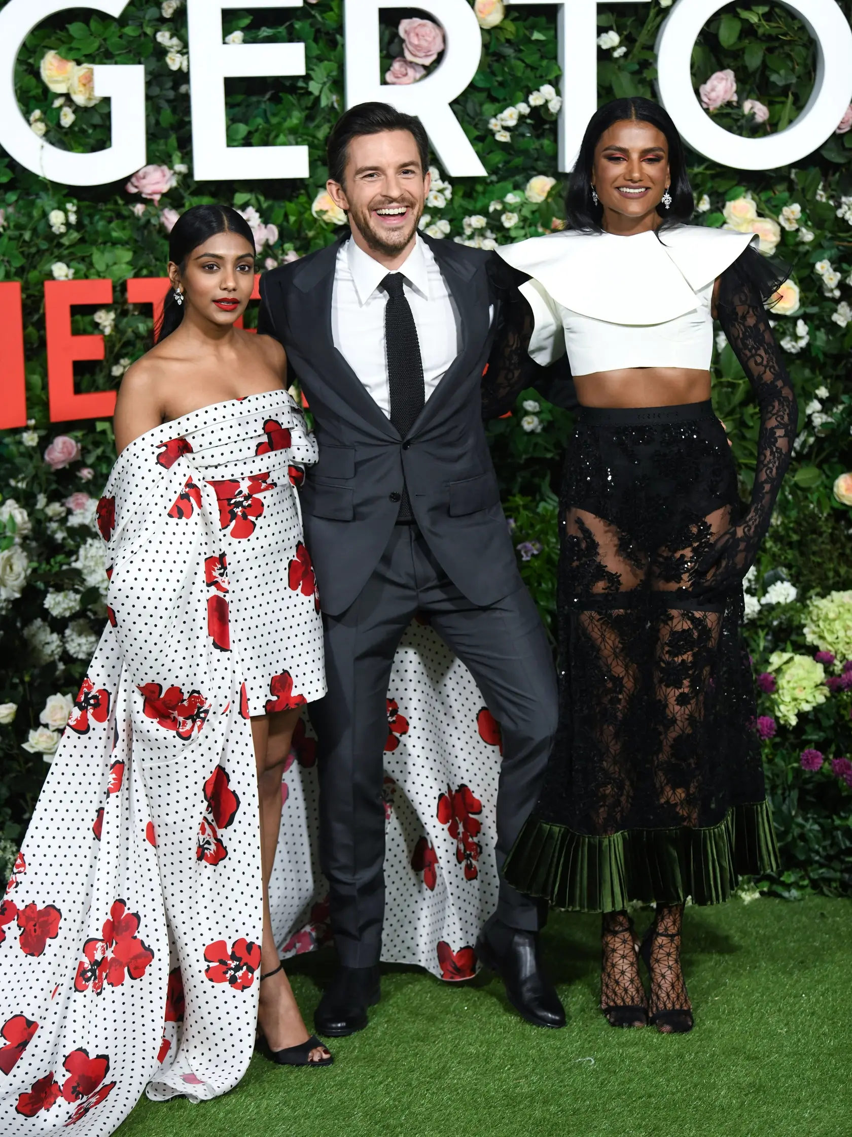 Charithra Chandran, Jonathan Bailey a Simone Ashley 