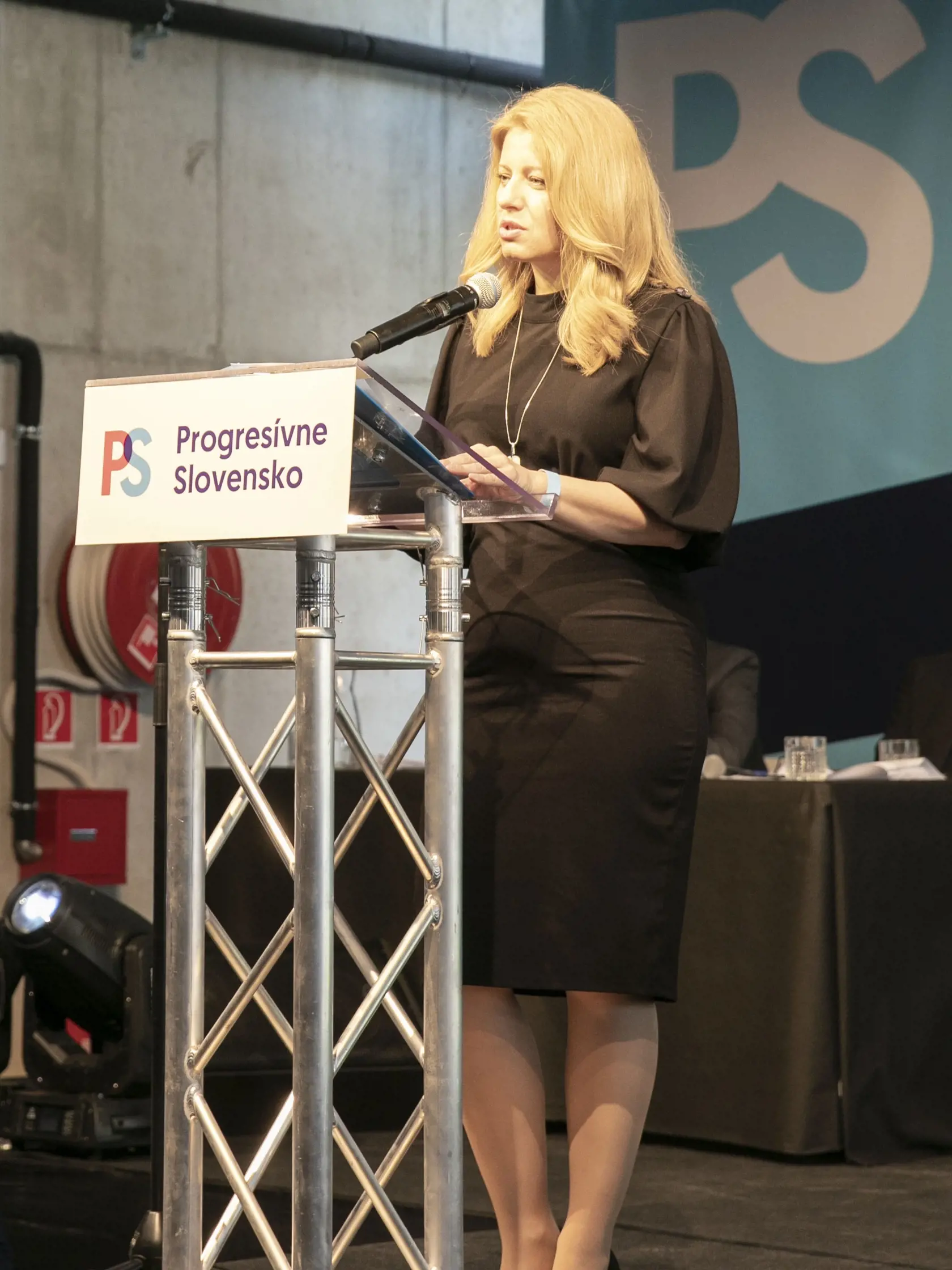 Hoci Zuzana Čaputová "vyšla" z radov Progresívneho Slovenska, robí všetko pre to, aby vo svojej funkcii pôsobila maximálne nestranne a profesionálne. Okamžite po zvolení za prezidentku na sneme PS vystúpila zo strany. S bývalými kolegami má napriek tomu dobrý vzťah.