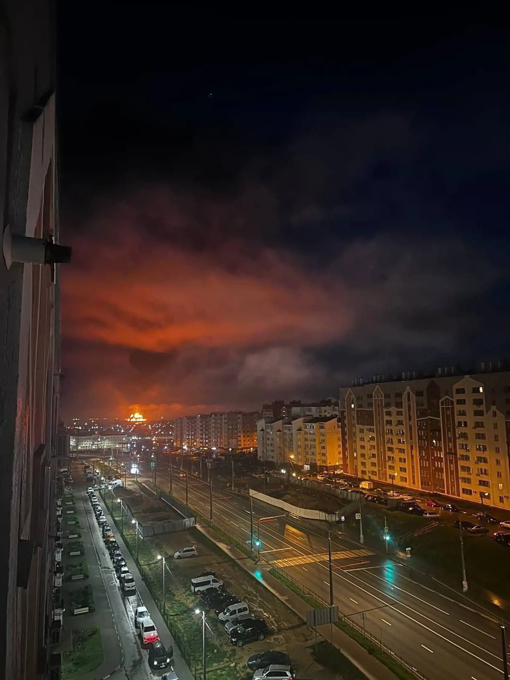 Palivovú nádrž v prístavnom meste Sevastopol na Ruskom anektovanom ukrajinskom polostrove Krym zachvátil požiar pravdepodobne v dôsledku útoku dronom, napísal v sobotu v skorých ranných hodinách na platforme Telegram Moskvou dosadený tamojší gubernátor Michail Razvožajev.