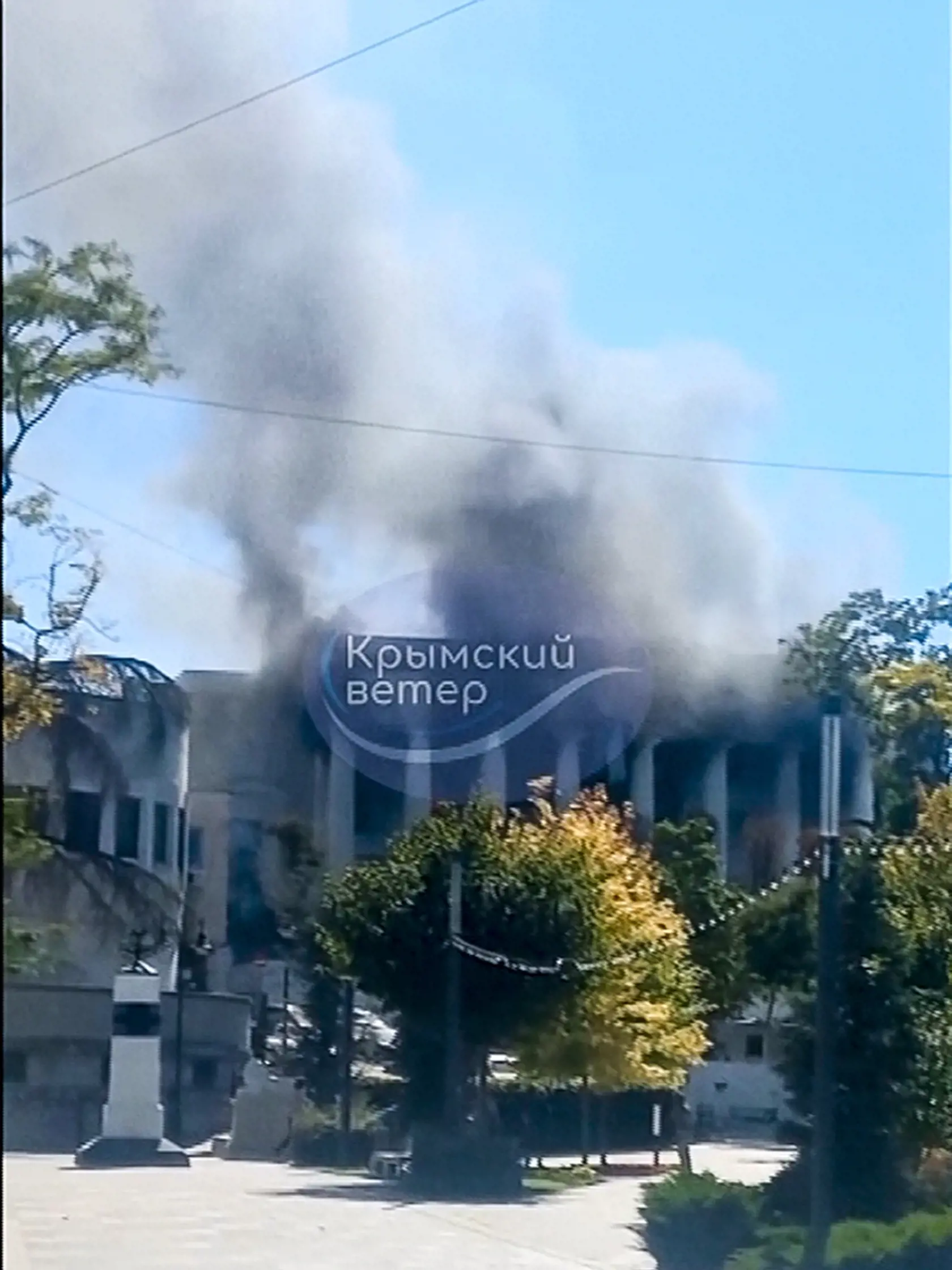 WA 17 Sevastopol - Dym stúpa z budovy veliteľstva ruskej Čiernomorskej flotily v meste Sevastopol na polostrove Krym po ukrajinskom raketovom útoku v piatok 22. septembra 2023. Pri útoku zahynuli alebo utrpeli zranenia desiatky ľudí vrátane vysokopostavených ruských námorných veliteľov. Krymský polostrov, ktorý Rusko anektovalo v roku 2014, je od začiatku ruskej invázie na Ukrajinu častým cieľom ukrajinských útokov. Tieto útoky v poslednom čase ešte zosilneli vzhľadom na prísľub Ukrajiny, že Kry