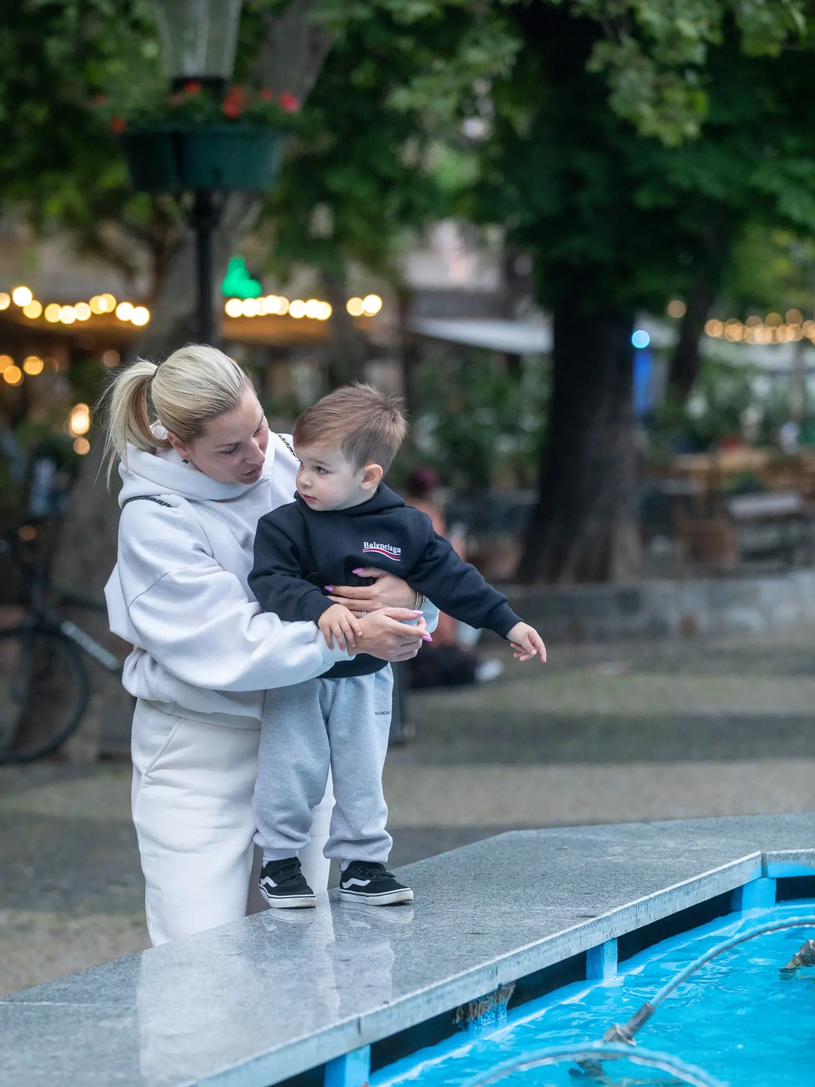 Na snímke je Dominika Cibulková so svojim synčekom Jakubkom počas prechádzky v Bratislave.