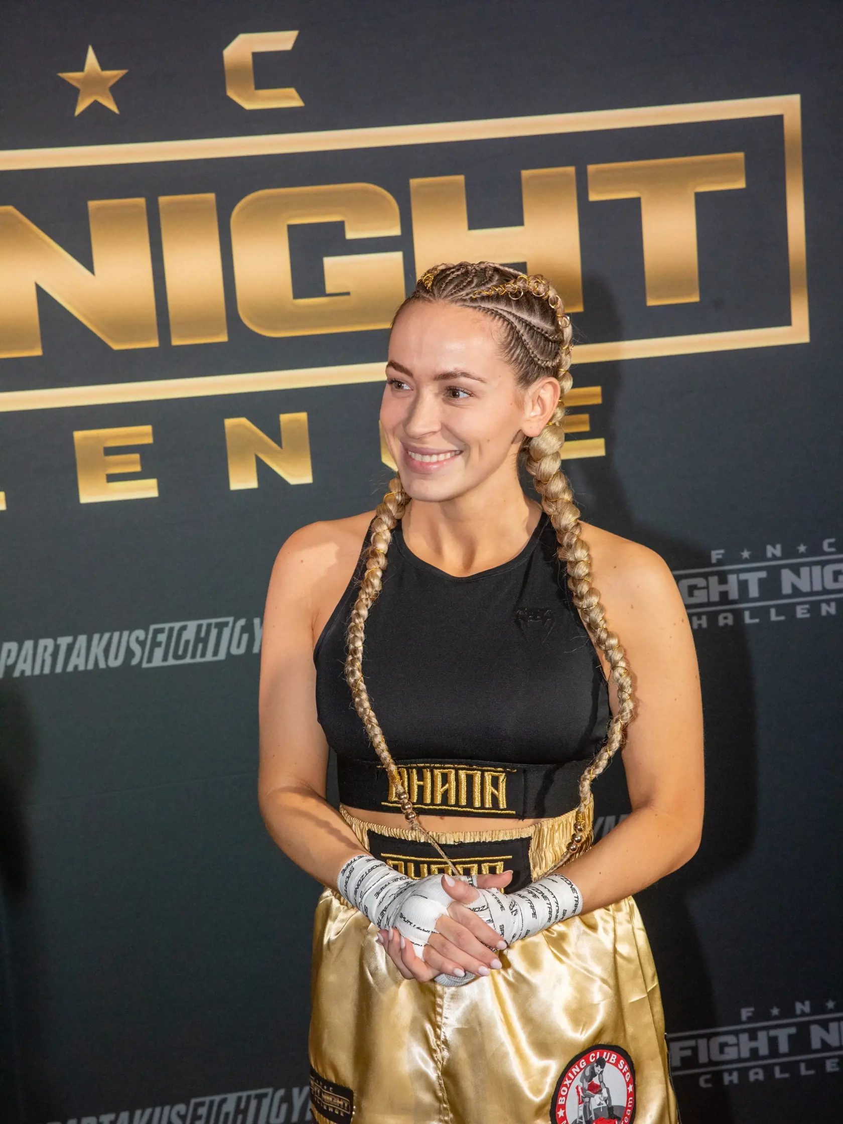 Na snímke je Fight Night Challenge. Ide o tretí turnaj organizácie FNC, ktorý sa konal v Brne. Zápasili skúsení bojovníci, no aj celebrity z hudobného priemyslu. Na fotke  je slovenská speváčka, hudobníčka Dominika Mirgová.