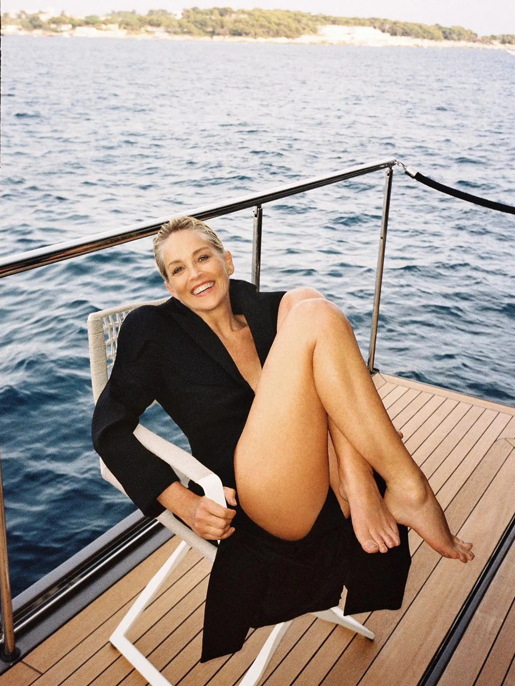 Hviezdna a úspešná herečka SHARON STONE, ktorá si prešla utrpením, pred fotoobjektívom slovenského fotografa Branislava Šimončíka.