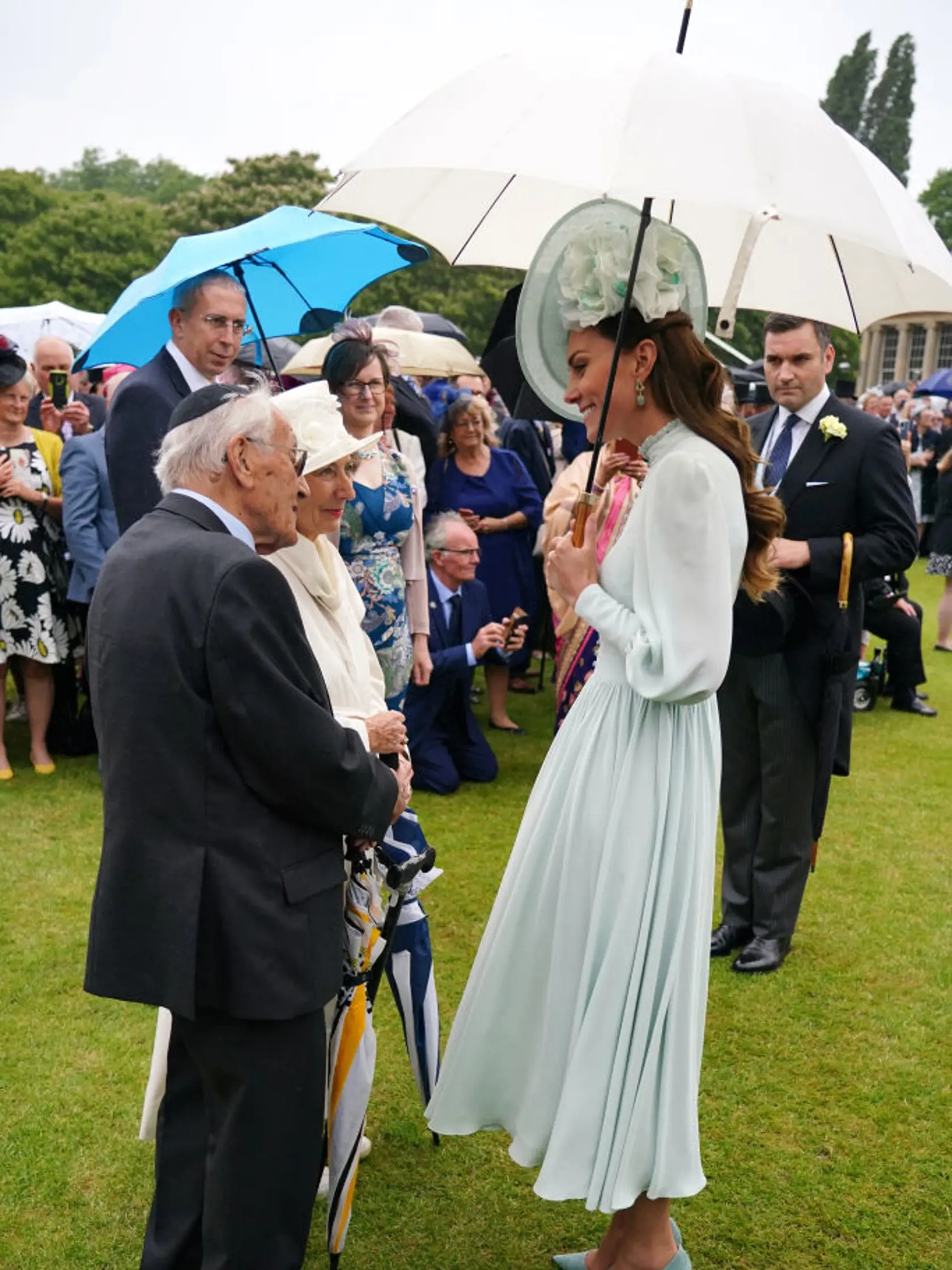 Kate a William boli hostiteľmi záhradnej slávnosti. Kate žiarila v úžasných šatách v mätovej farbe.