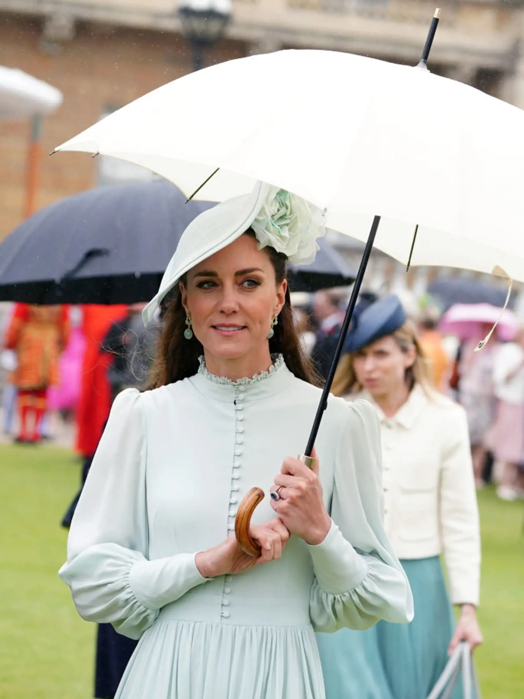 Kate a William boli hostiteľmi záhradnej slávnosti. Kate žiarila v úžasných šatách v mätovej farbe.