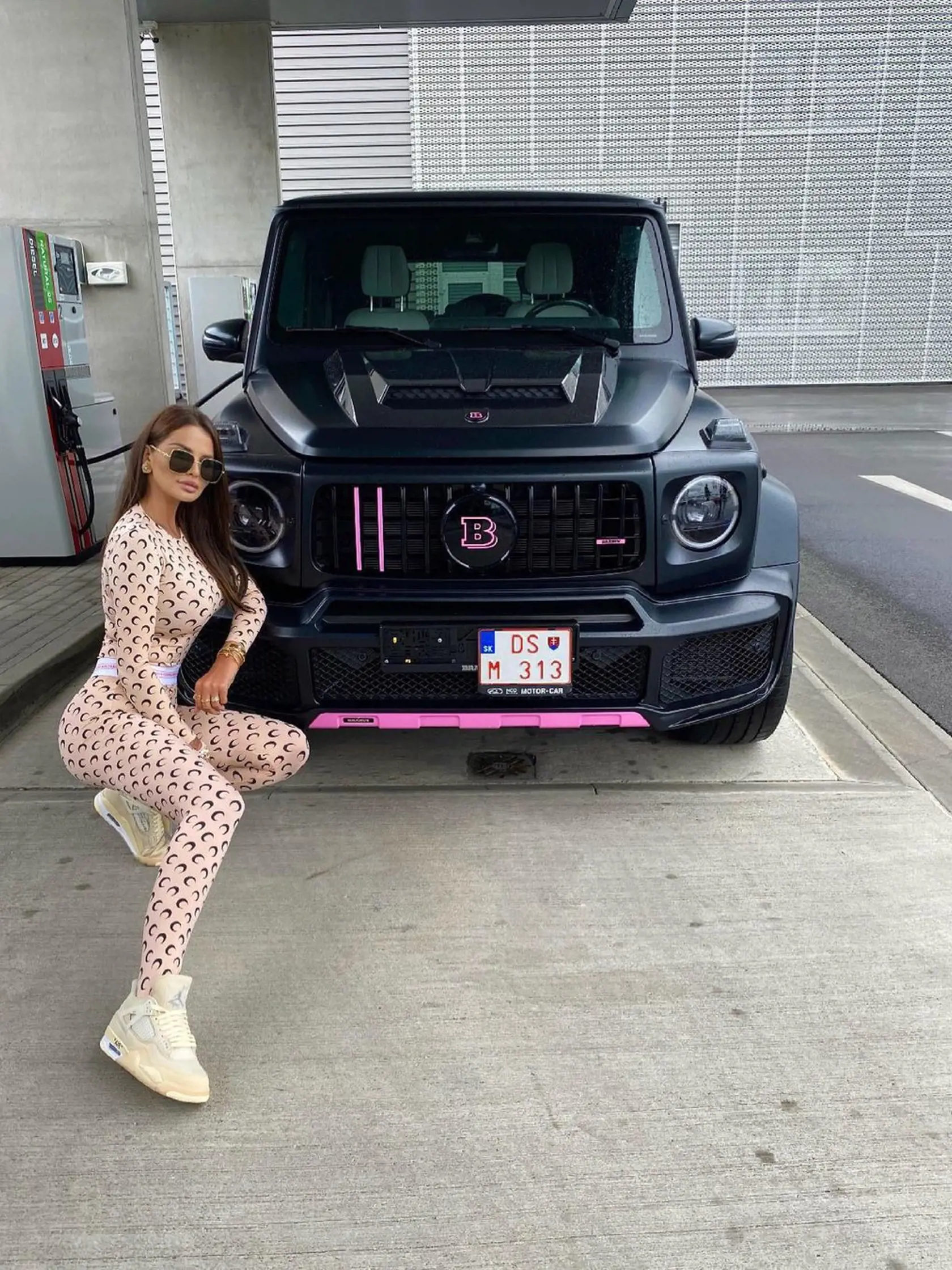 Miluje silné autá. Kúpila si Mercedes Brabus.