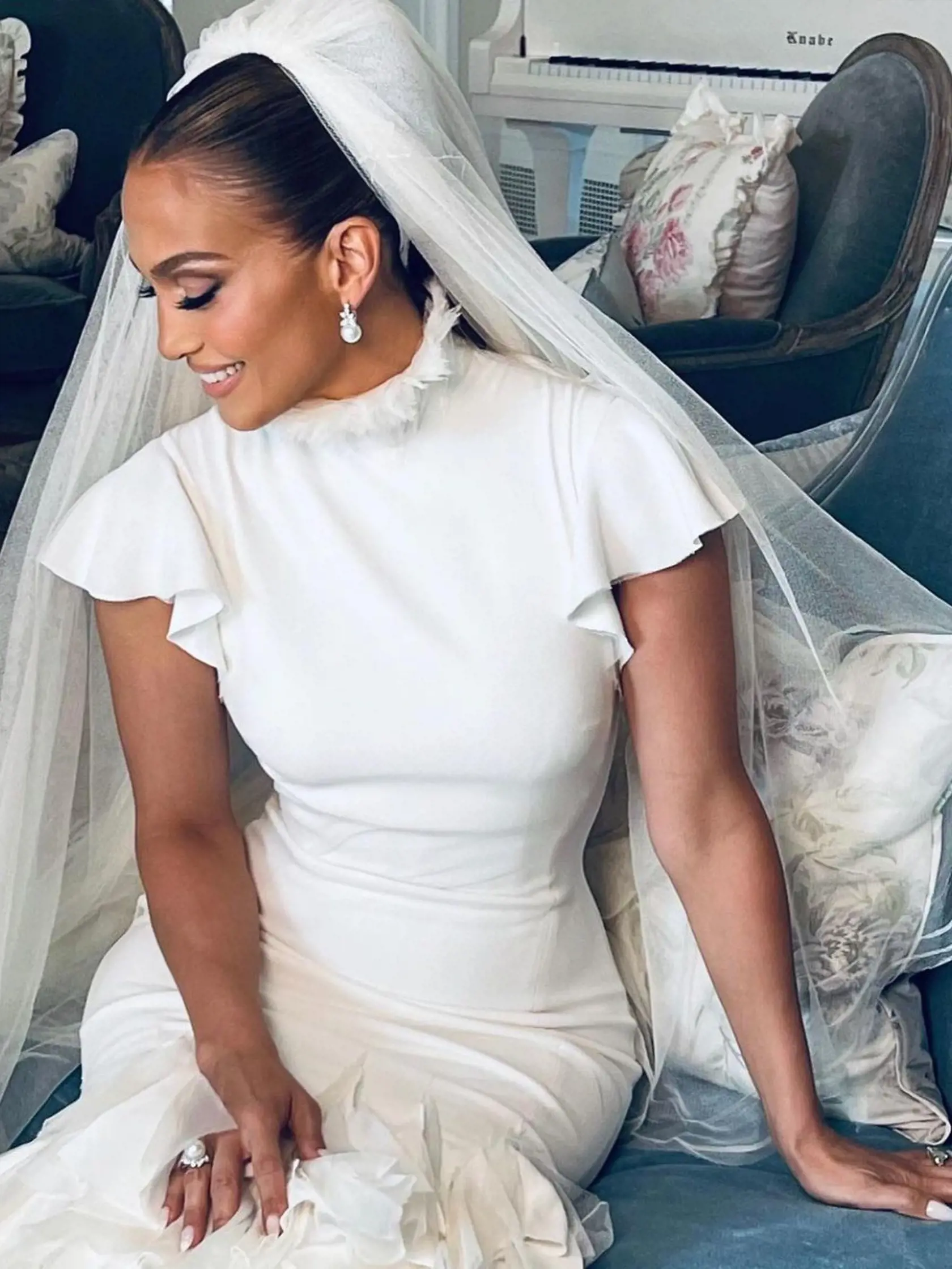 Speváčka Jennifer Lopez (53) šokovala fanúšikov a zverejnila doteraz nevidené fotografie zo svadby. V auguste 2022 sa vydala za herca Bena Afflecka a hoci si svoje súkromie dvojica stráži, na Instagrame sa podelila s unikátnymi snímkami jej hviezdnej svadby.