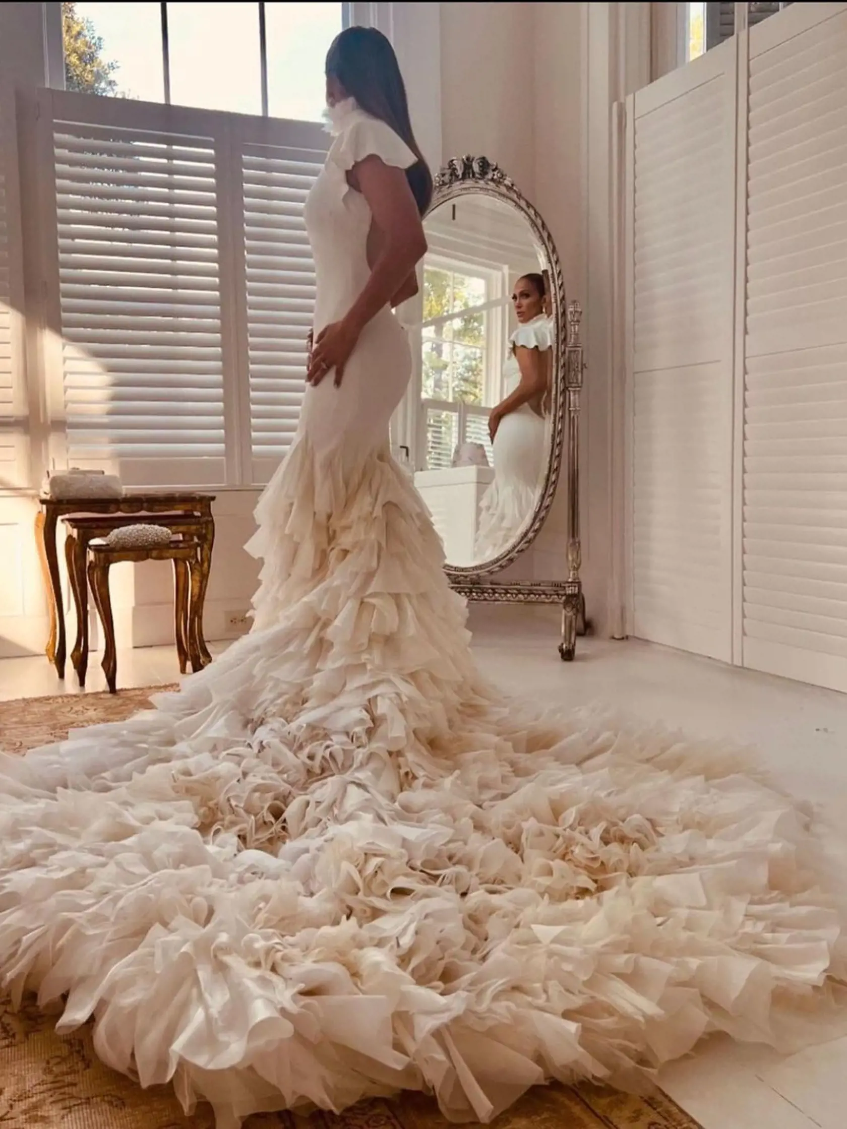 Speváčka Jennifer Lopez (53) šokovala fanúšikov a zverejnila doteraz nevidené fotografie zo svadby. V auguste 2022 sa vydala za herca Bena Afflecka a hoci si svoje súkromie dvojica stráži, na Instagrame sa podelila s unikátnymi snímkami jej hviezdnej svadby.