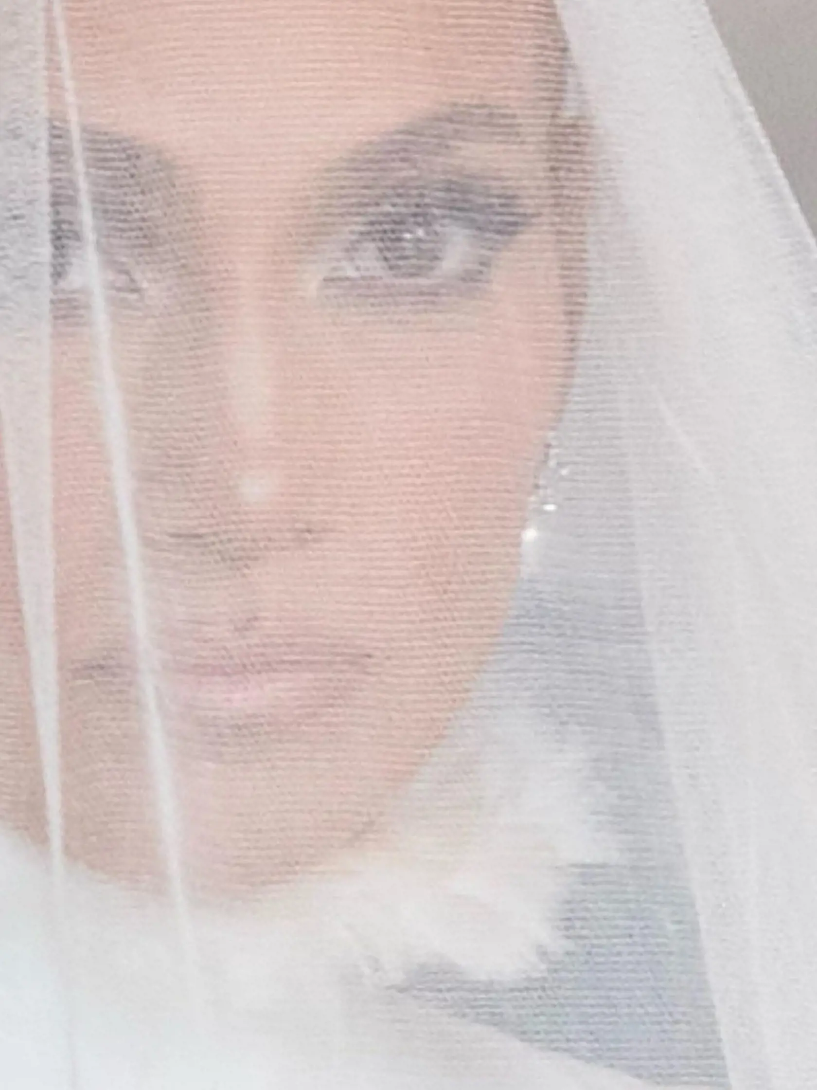 Speváčka Jennifer Lopez na oslavu nového roka zverejnila doteraz nevidené fotografie zo svojej svadby. Krásna latino hviezda mala na sebe šaty z dielne módneho návrhára Ralpha Laurena a ženích bol odetí v elegantnom bielom smokingu.