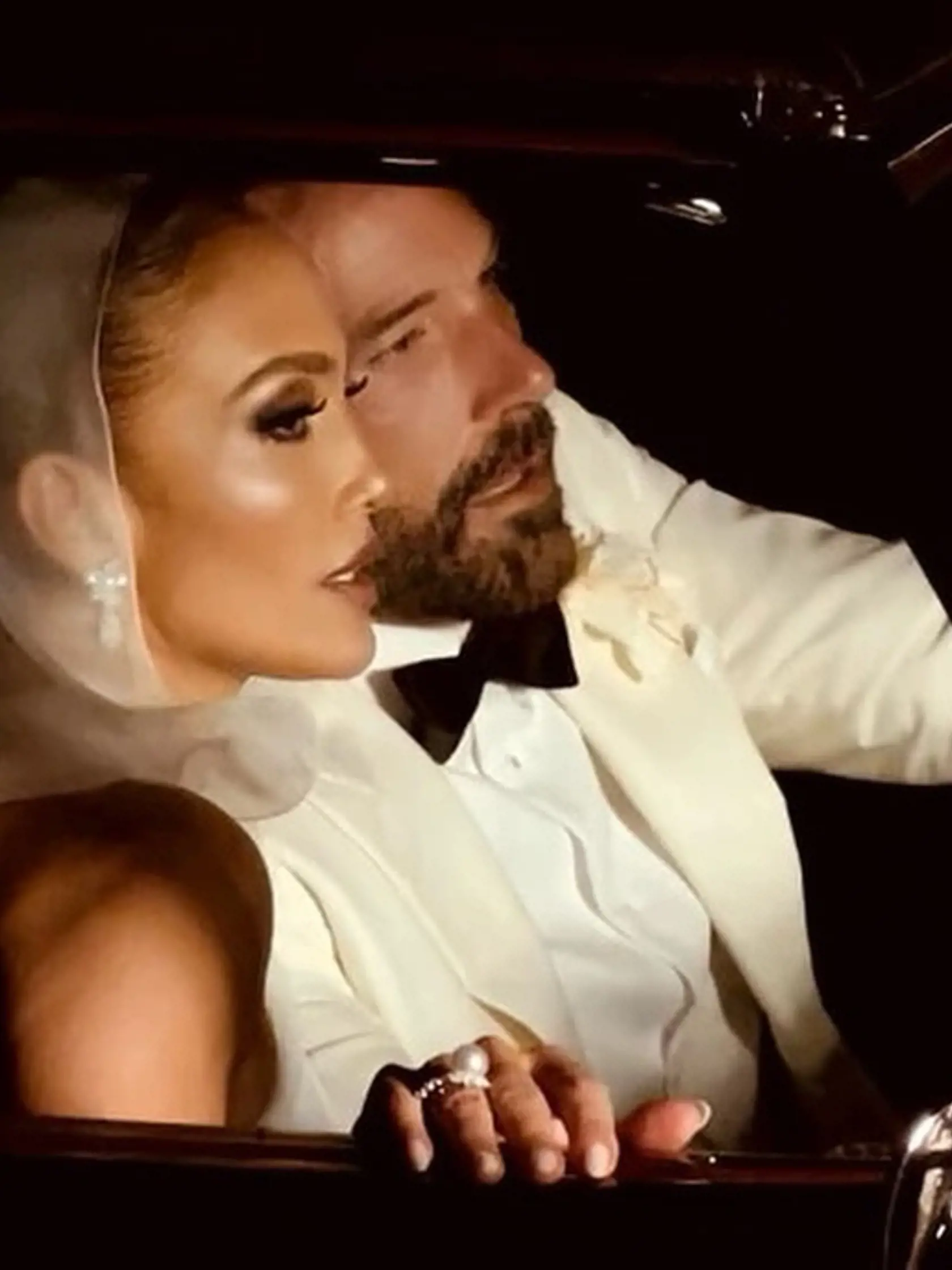 Speváčka Jennifer Lopez na oslavu nového roka zverejnila doteraz nevidené fotografie zo svojej svadby. Krásna latino hviezda mala na sebe šaty z dielne módneho návrhára Ralpha Laurena a ženích bol odetí v elegantnom bielom smokingu.