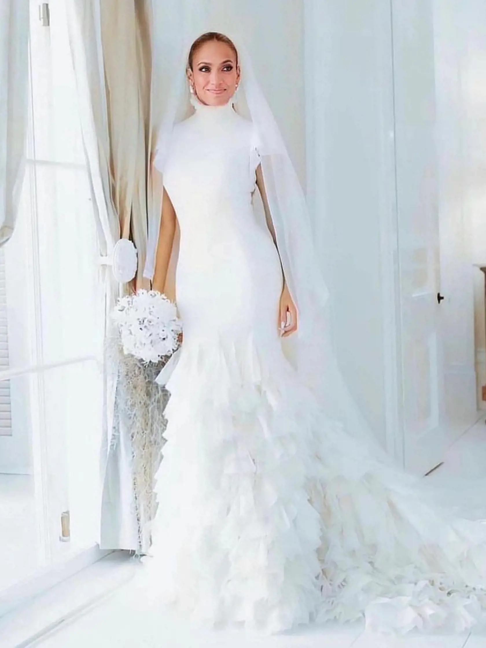 Speváčka Jennifer Lopez (53) šokovala fanúšikov a zverejnila doteraz nevidené fotografie zo svadby. V auguste 2022 sa vydala za herca Bena Afflecka a hoci si svoje súkromie dvojica stráži, na Instagrame sa podelila s unikátnymi snímkami jej hviezdnej svadby.